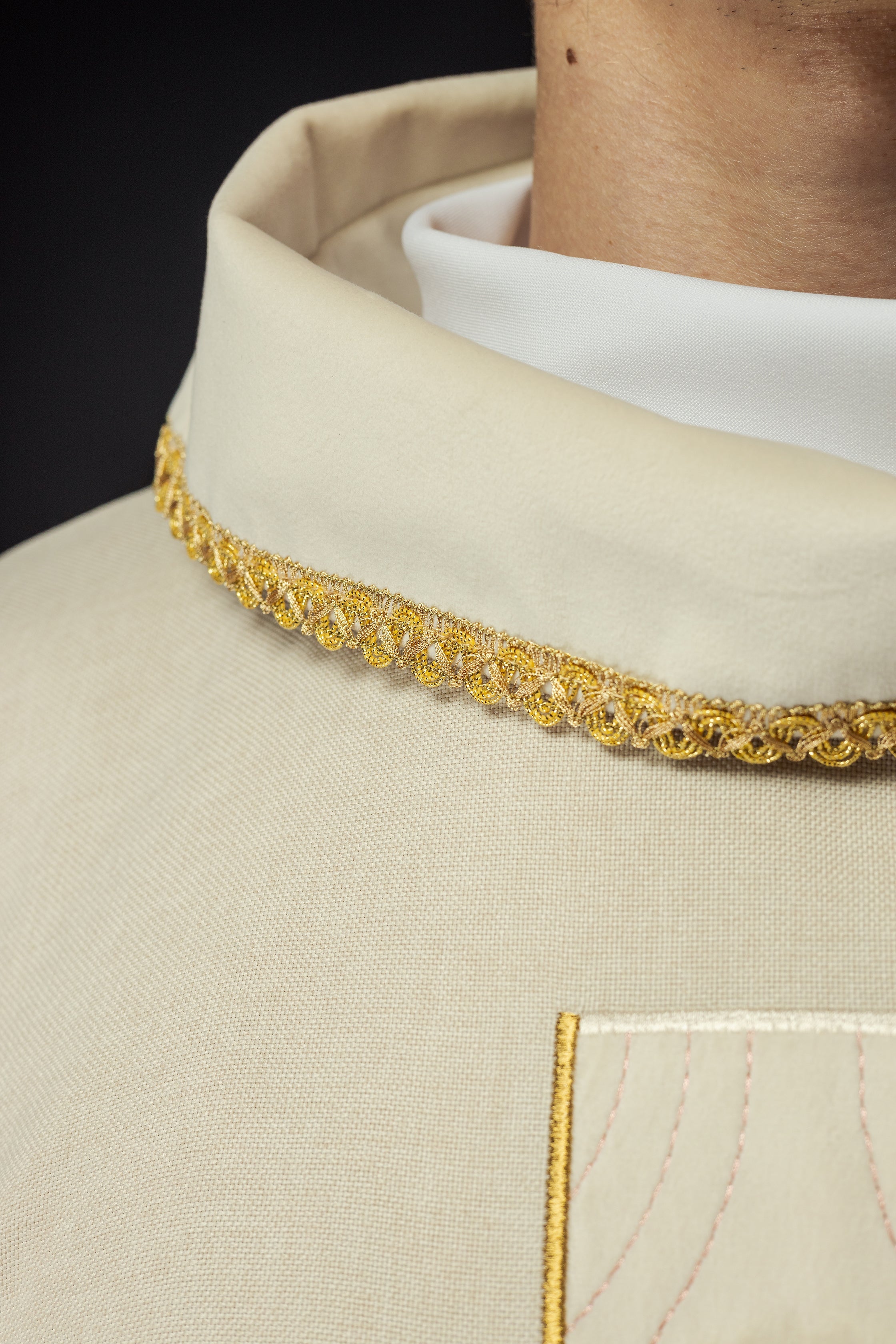 Chasuble with embroidered gold crosses and piping on the collar in ecru