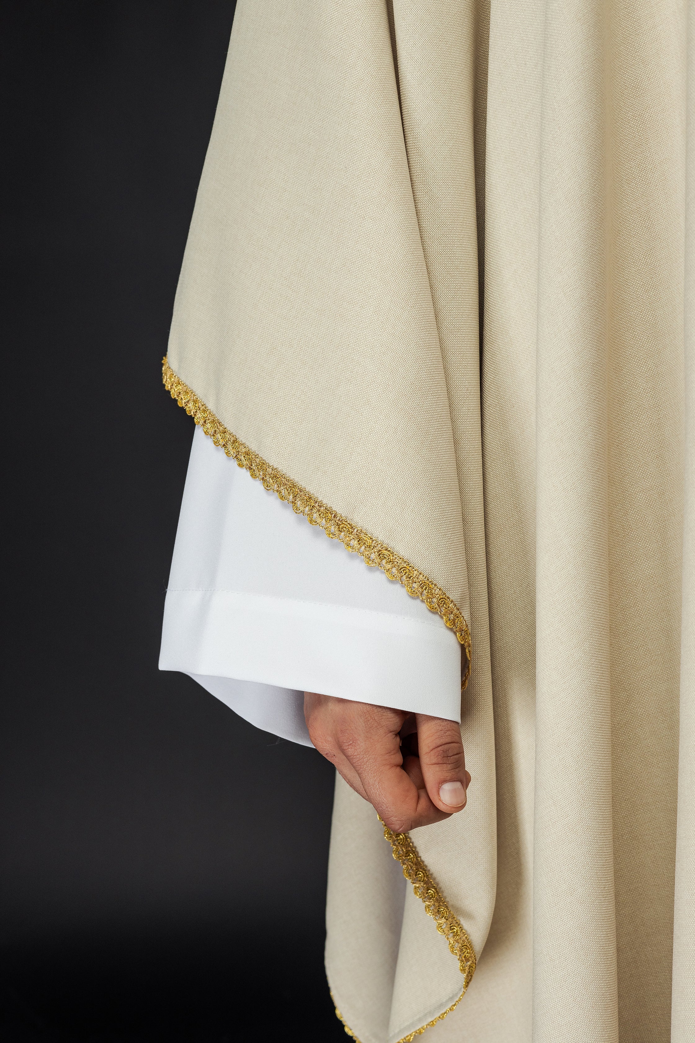 Chasuble with embroidered gold crosses and piping on the collar in ecru