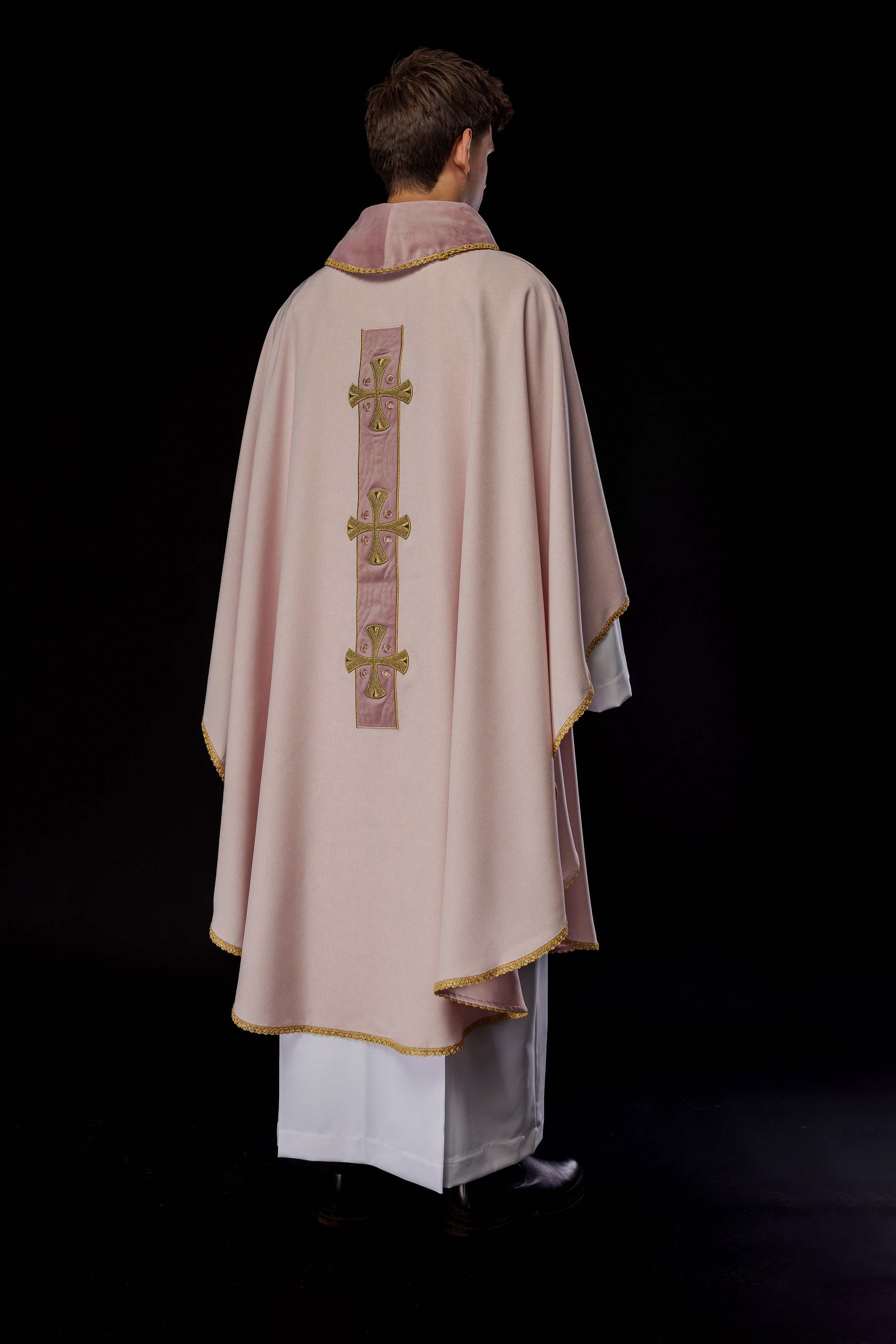 Chasuble with embroidered gold crosses and piping on the collar in pink