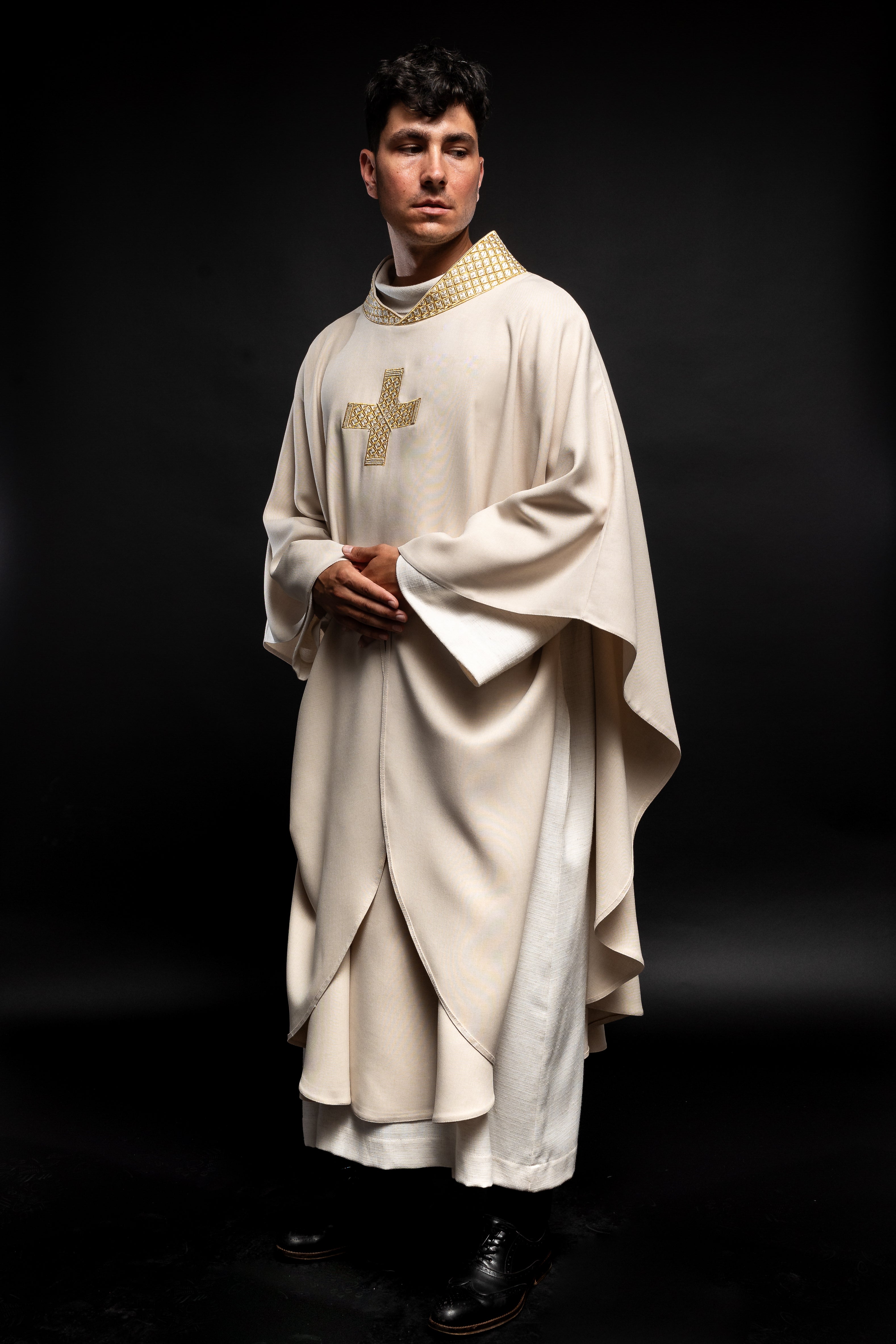 Ecru vestment with decorative collar and gold crosses - HAFTINAUSA.COM