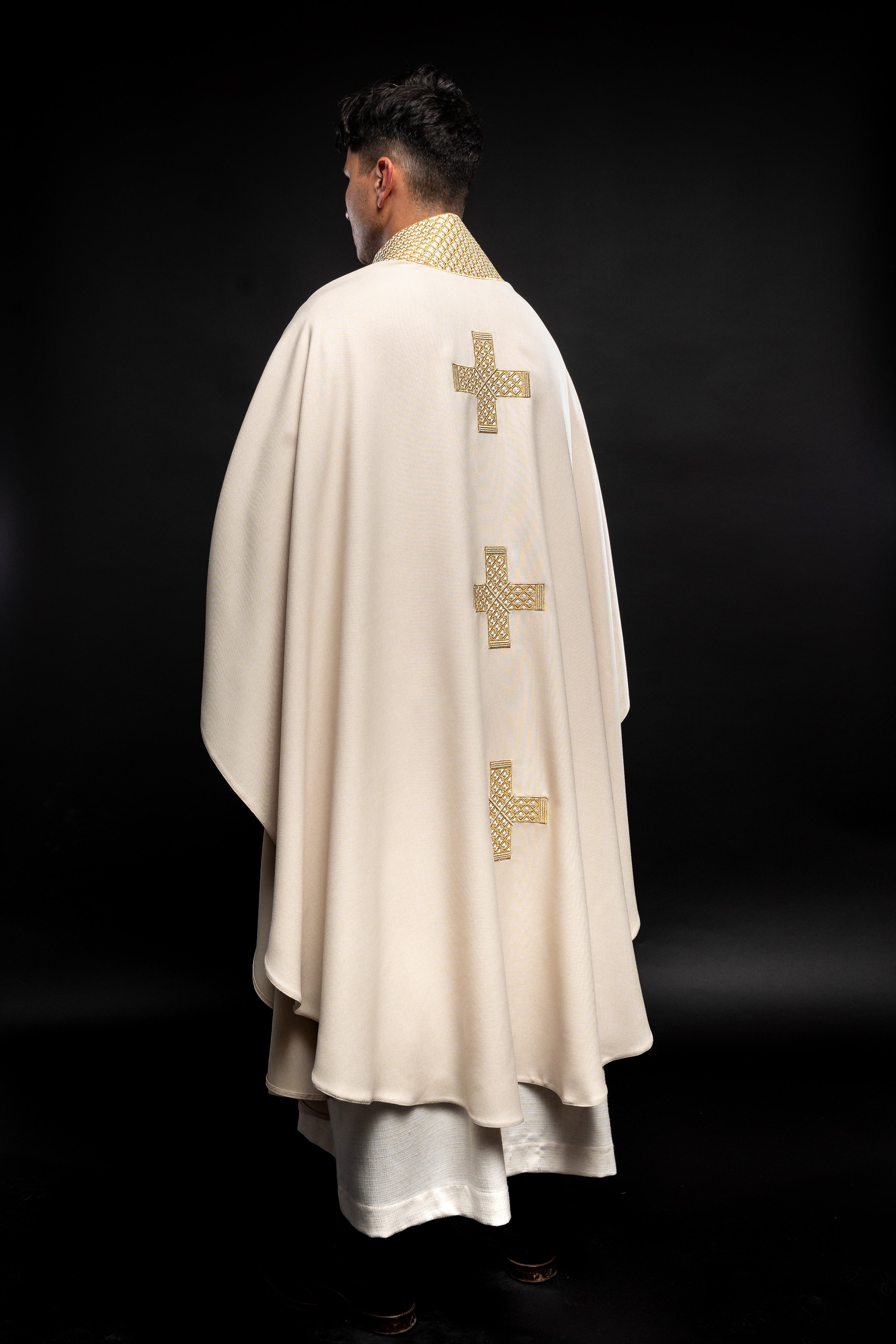 Ecru vestment with decorative collar and gold crosses - HAFTINAUSA.COM