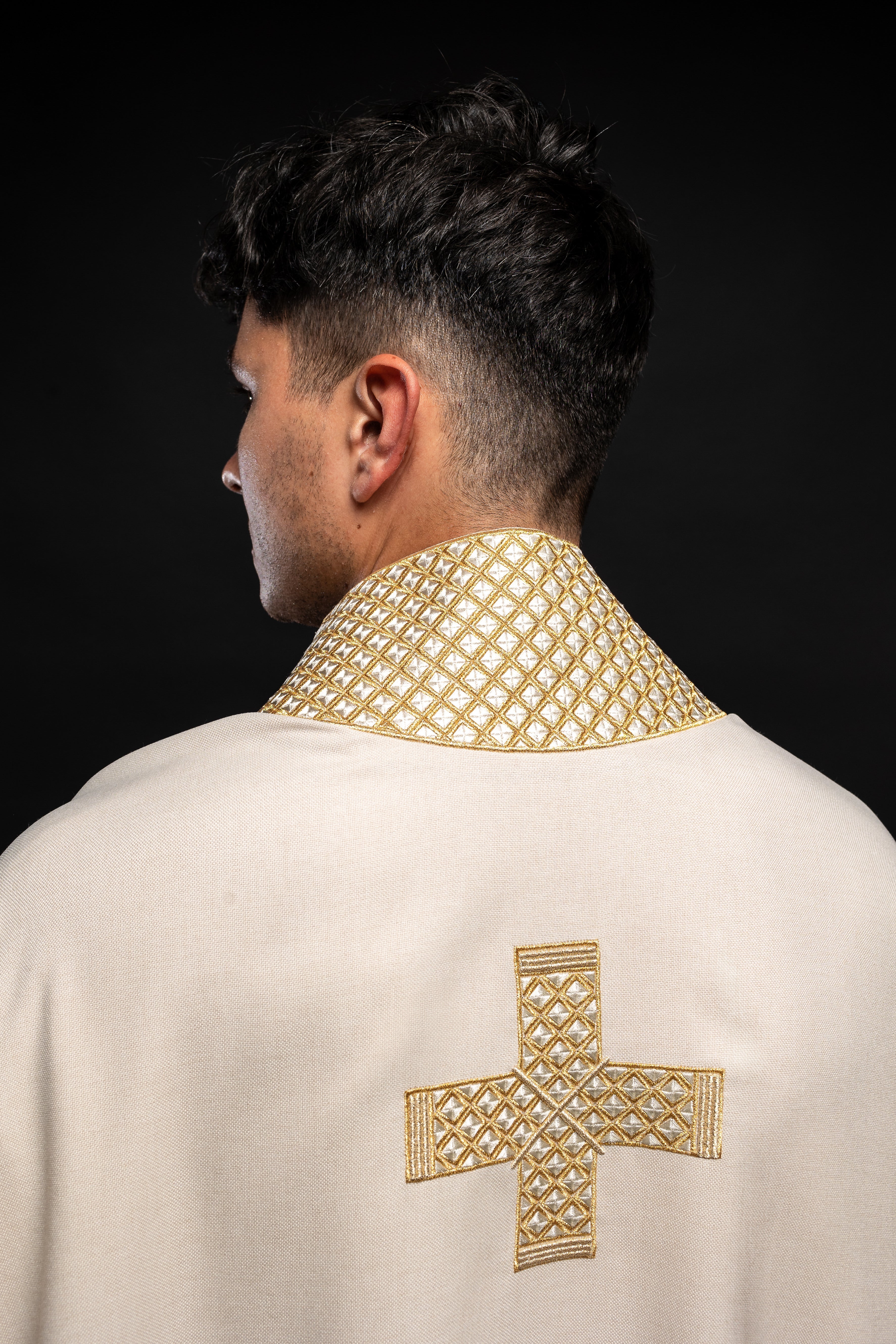 Ecru vestment with decorative collar and gold crosses - HAFTINAUSA.COM