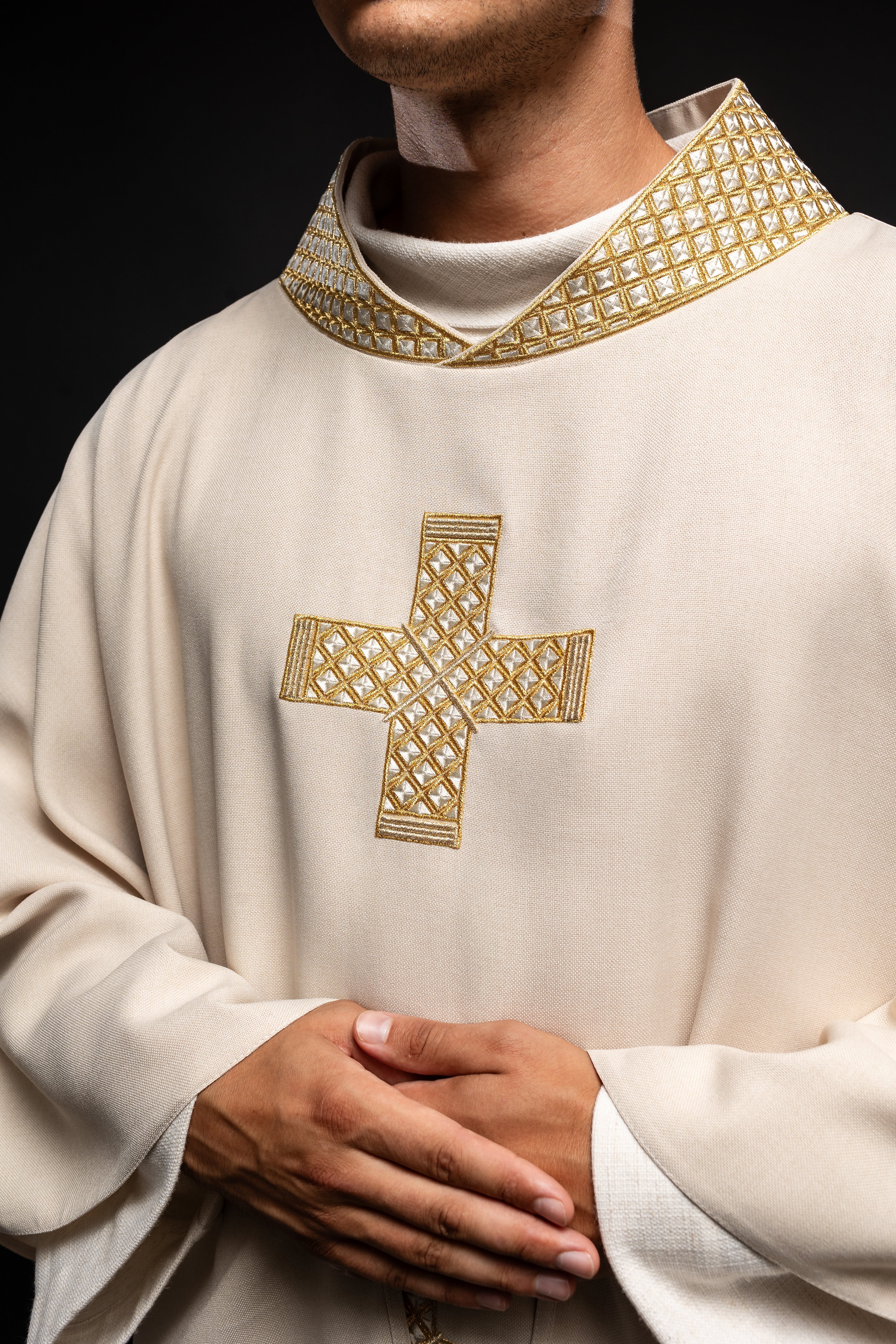 Ecru vestment with decorative collar and gold crosses - HAFTINAUSA.COM