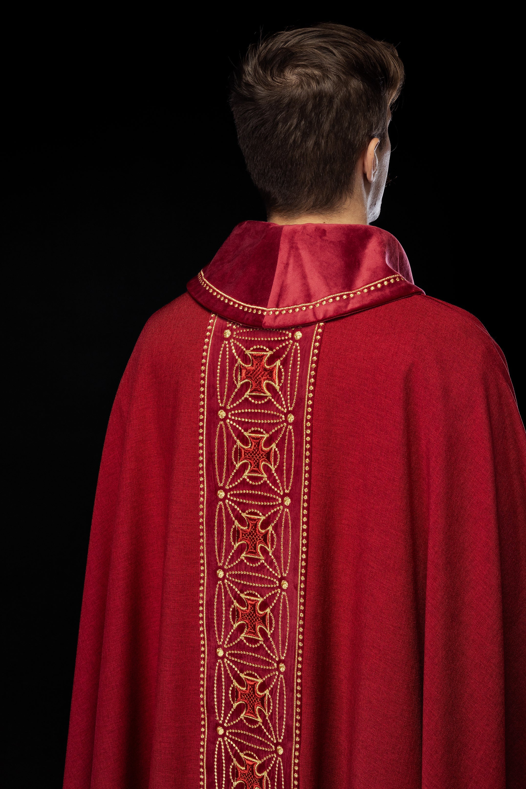 Liturgical chasuble with richly decorated belt with crosses in red color