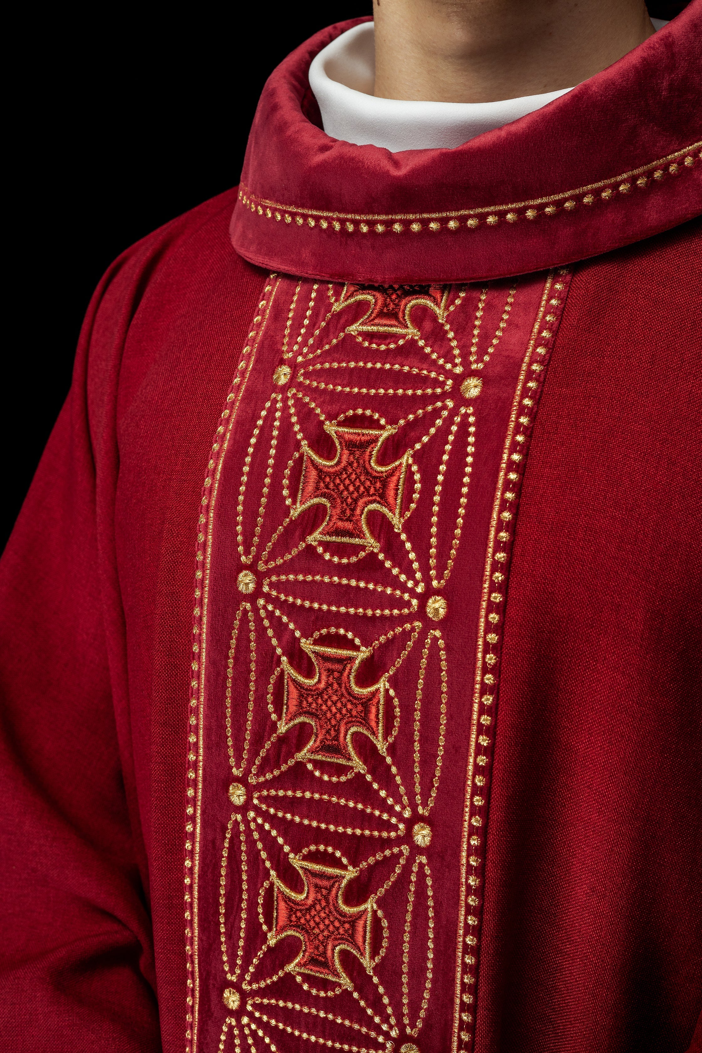 Liturgical chasuble with richly decorated belt with crosses in red color