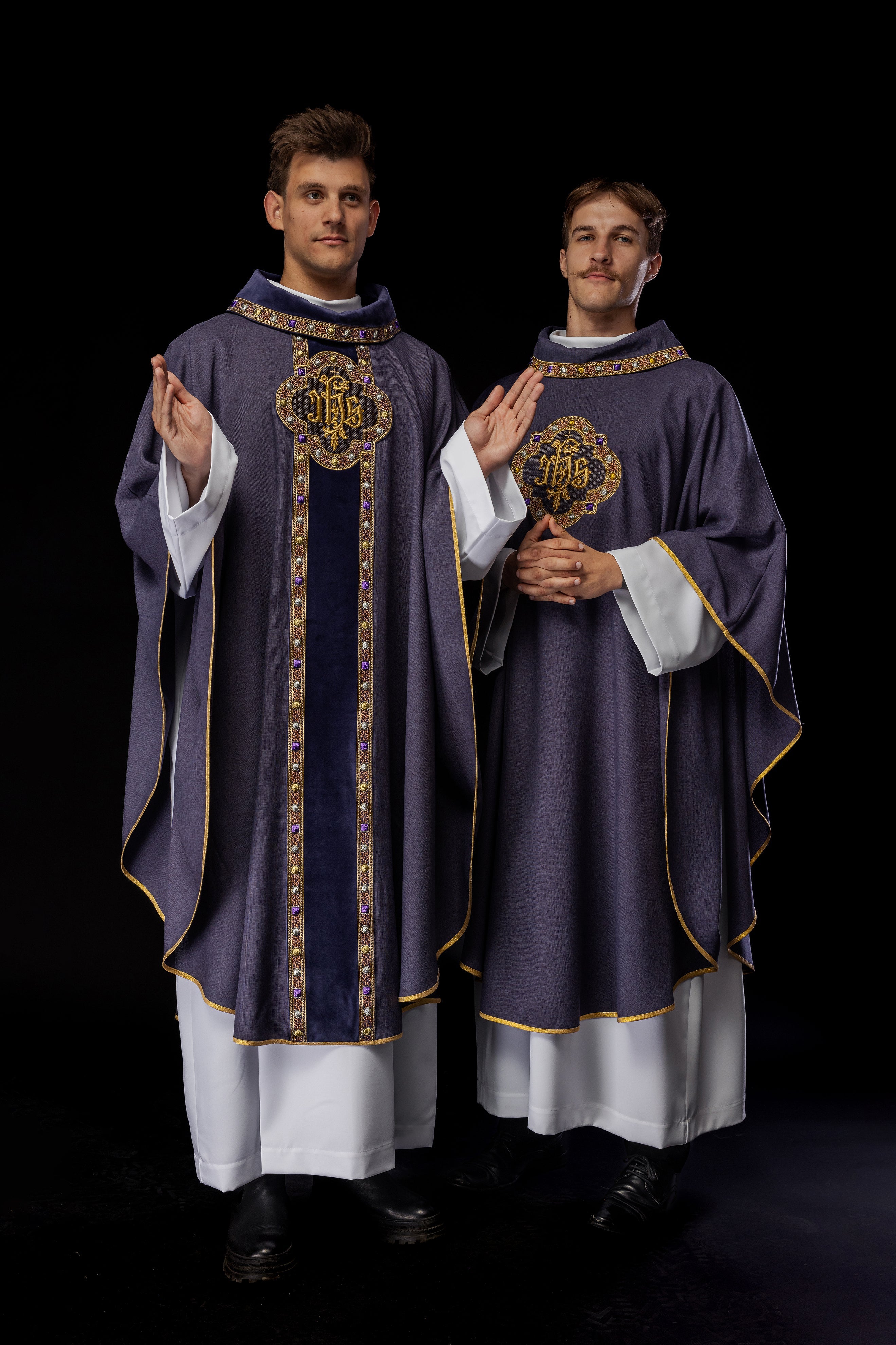 Chasuble IHS embroidered collar in purple