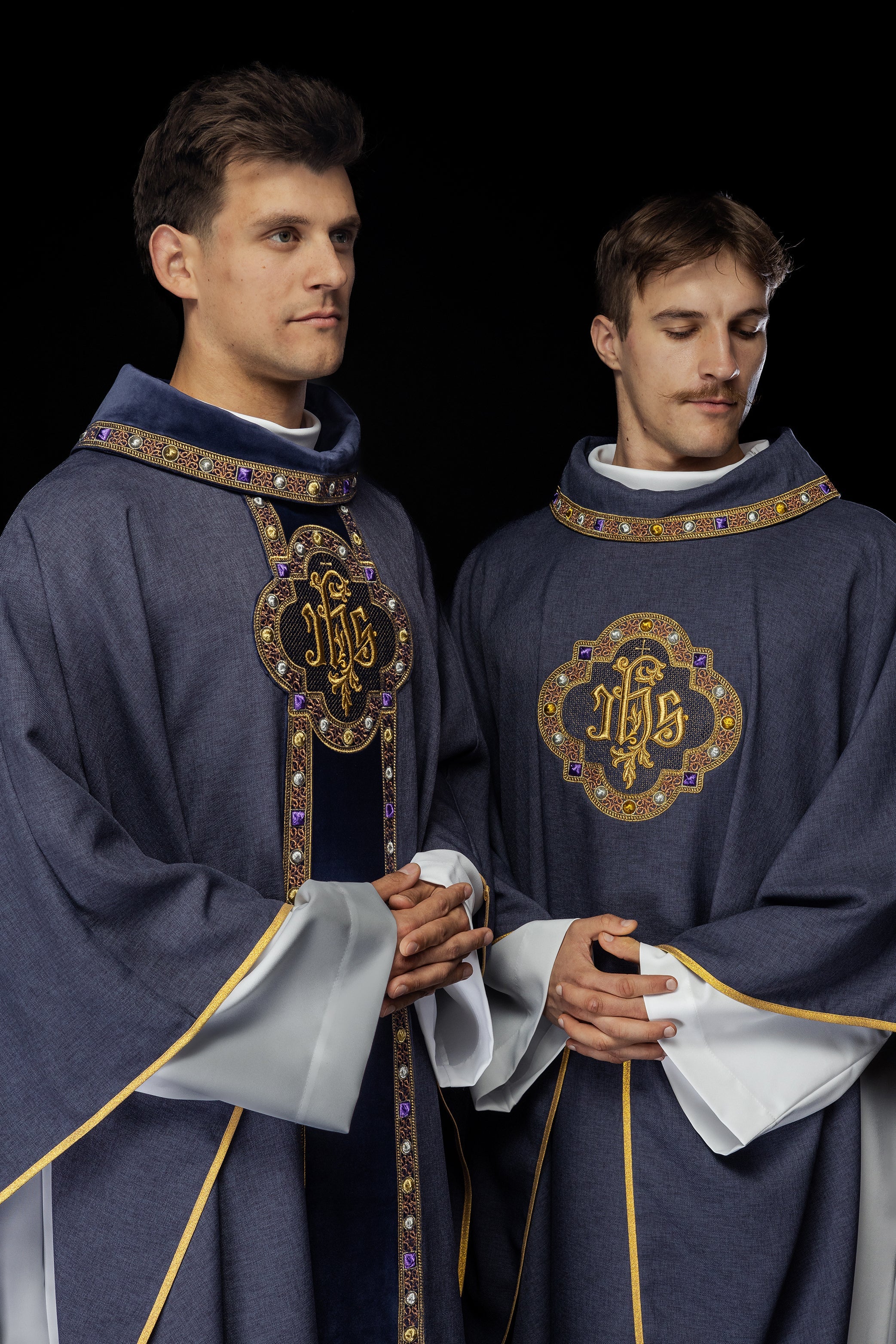 Chasuble IHS embroidered collar in purple