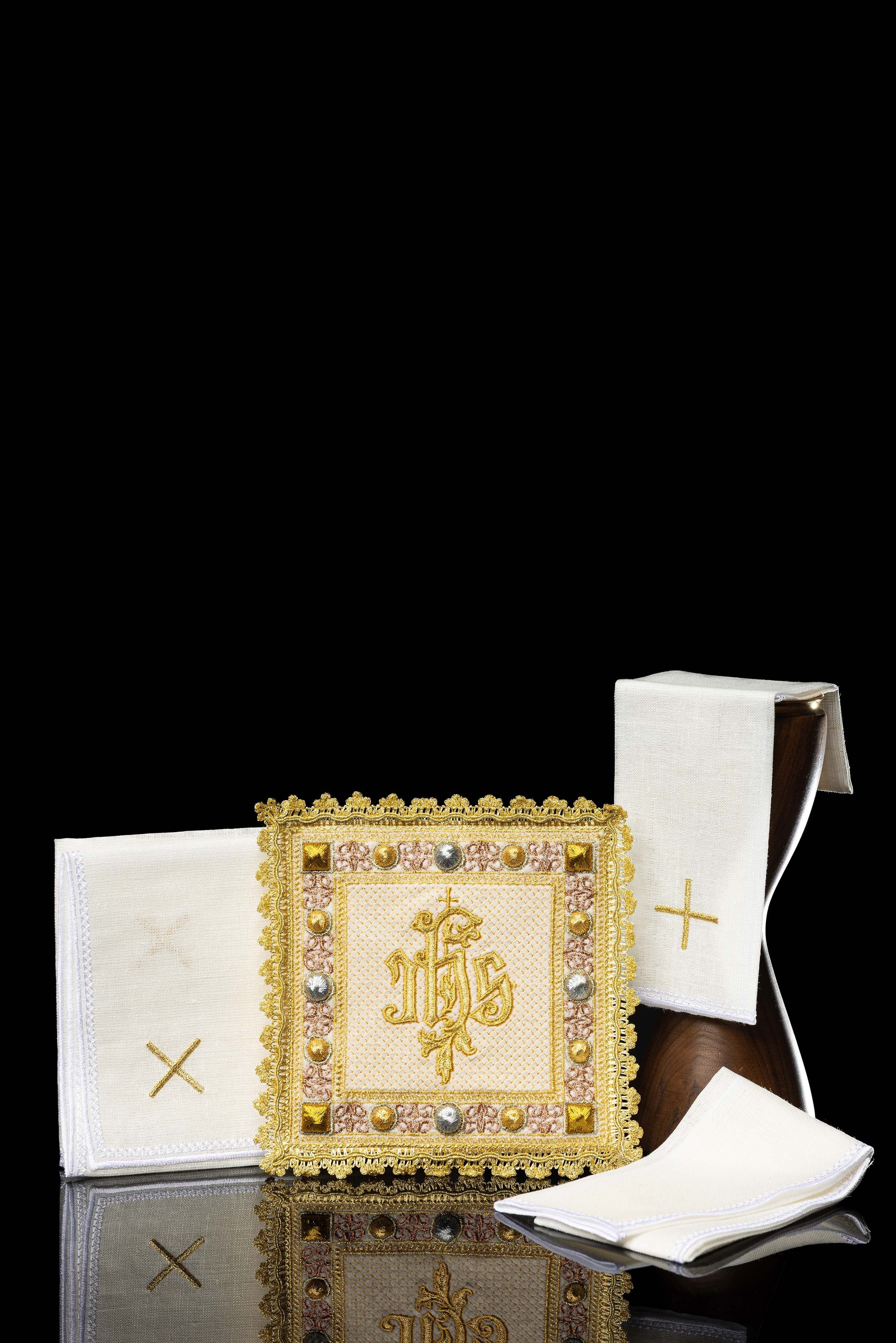 Velvet chalice set in ecru color with embroidered IHS symbol