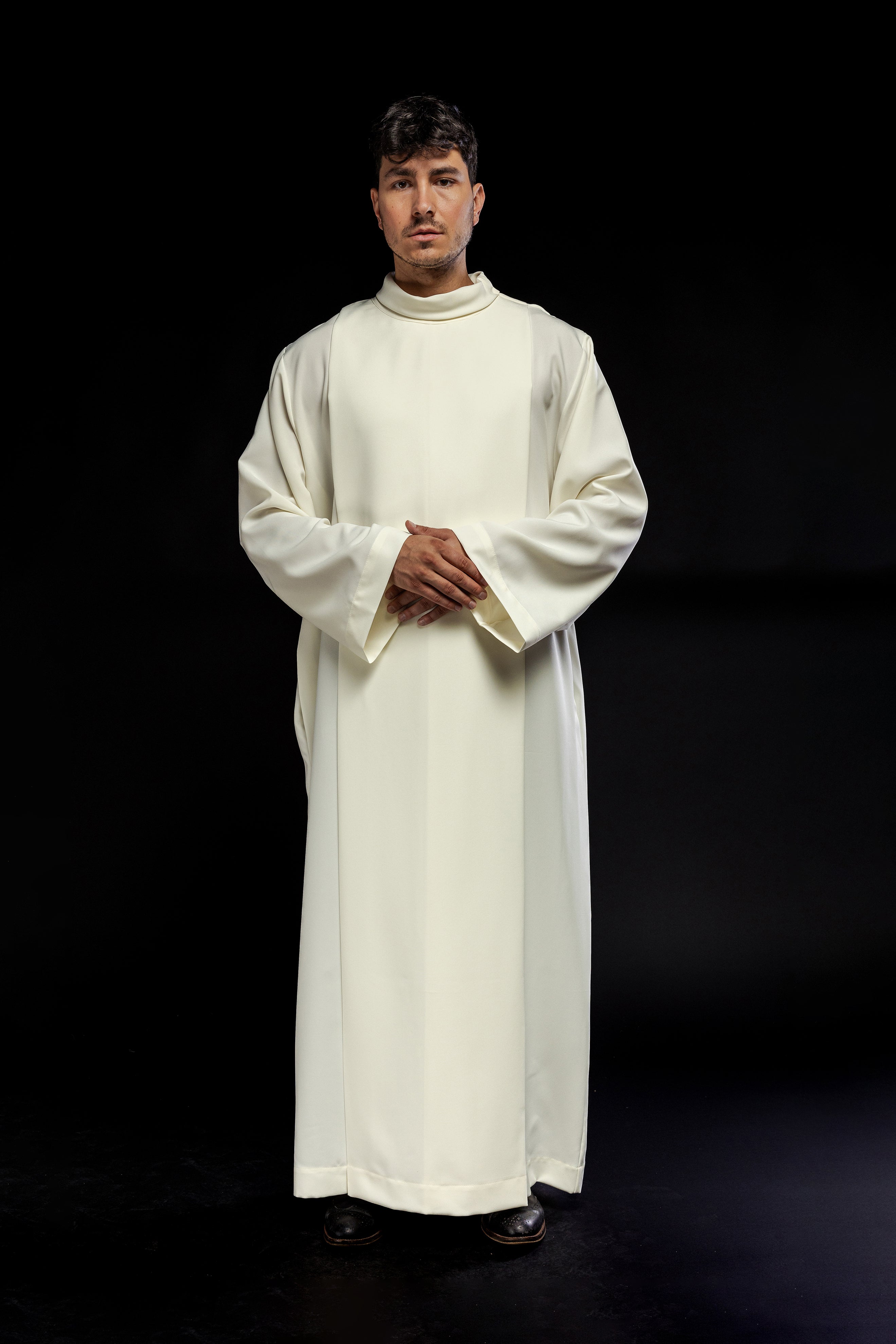 Embroidered priest's alb with neck collar in ecru