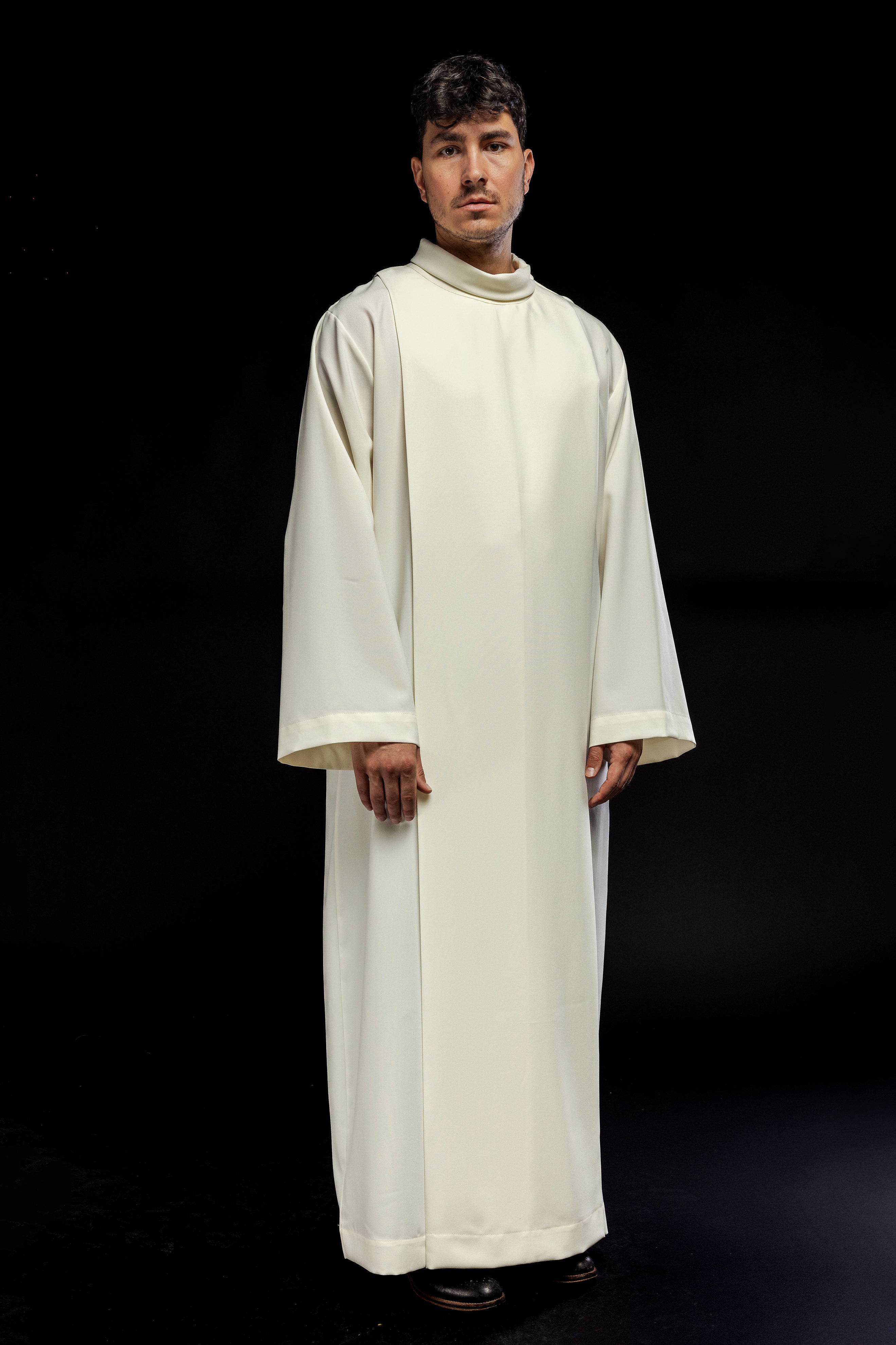 Embroidered priest's alb with neck collar in ecru