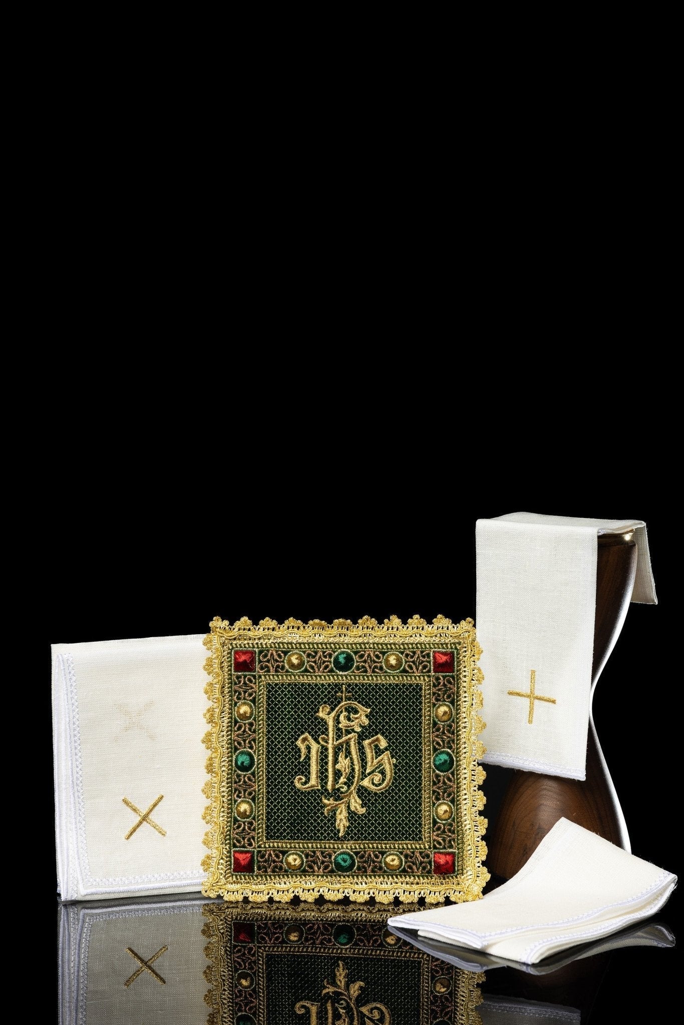A velvet chalice set in green color with an embroidered IHS symbol S - 5067 - C1 - HAFTINAUSA.COM