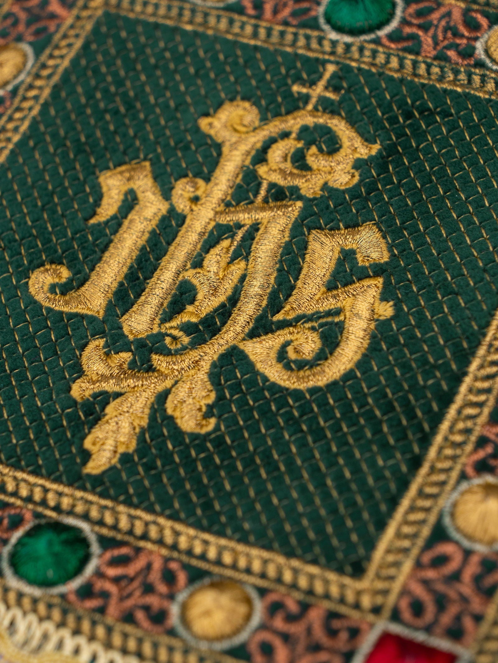 Exclusive green mass linen set made of velvet with gold embroidery