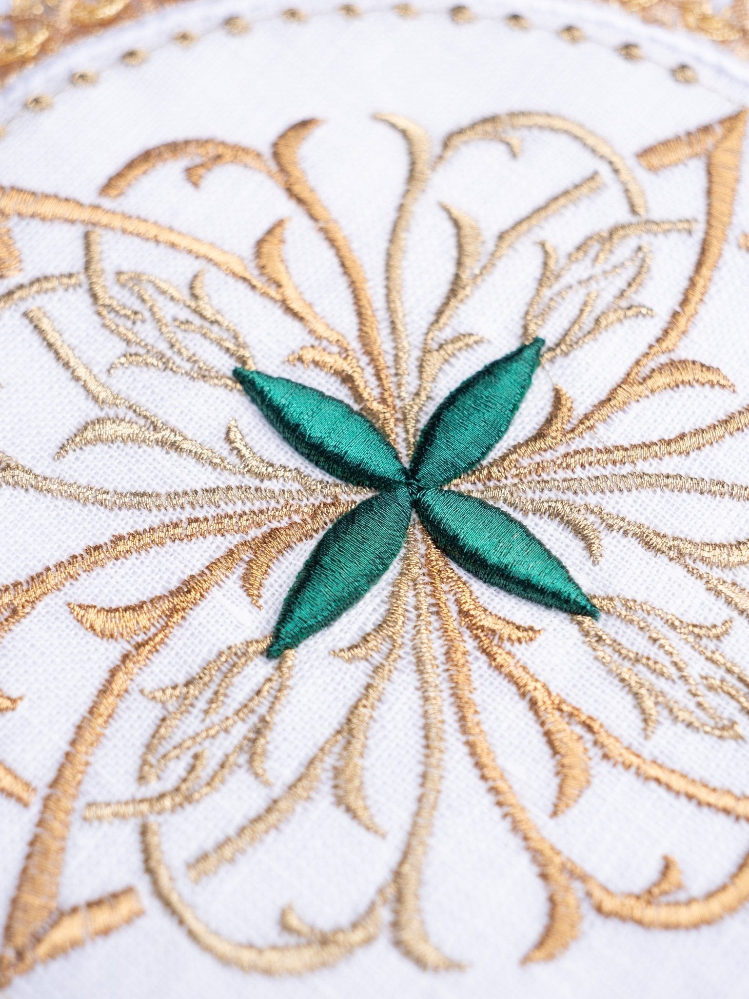 Altar linen set with gold and green cross embroidery and rounded pall S - 5029 - C1 - HAFTINAUSA.COM