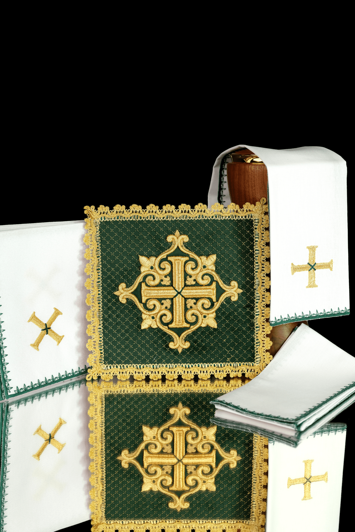 Altar Linens with embroidered cross, green velvet LE/5029/C1 - HAFTINAUSA.COM