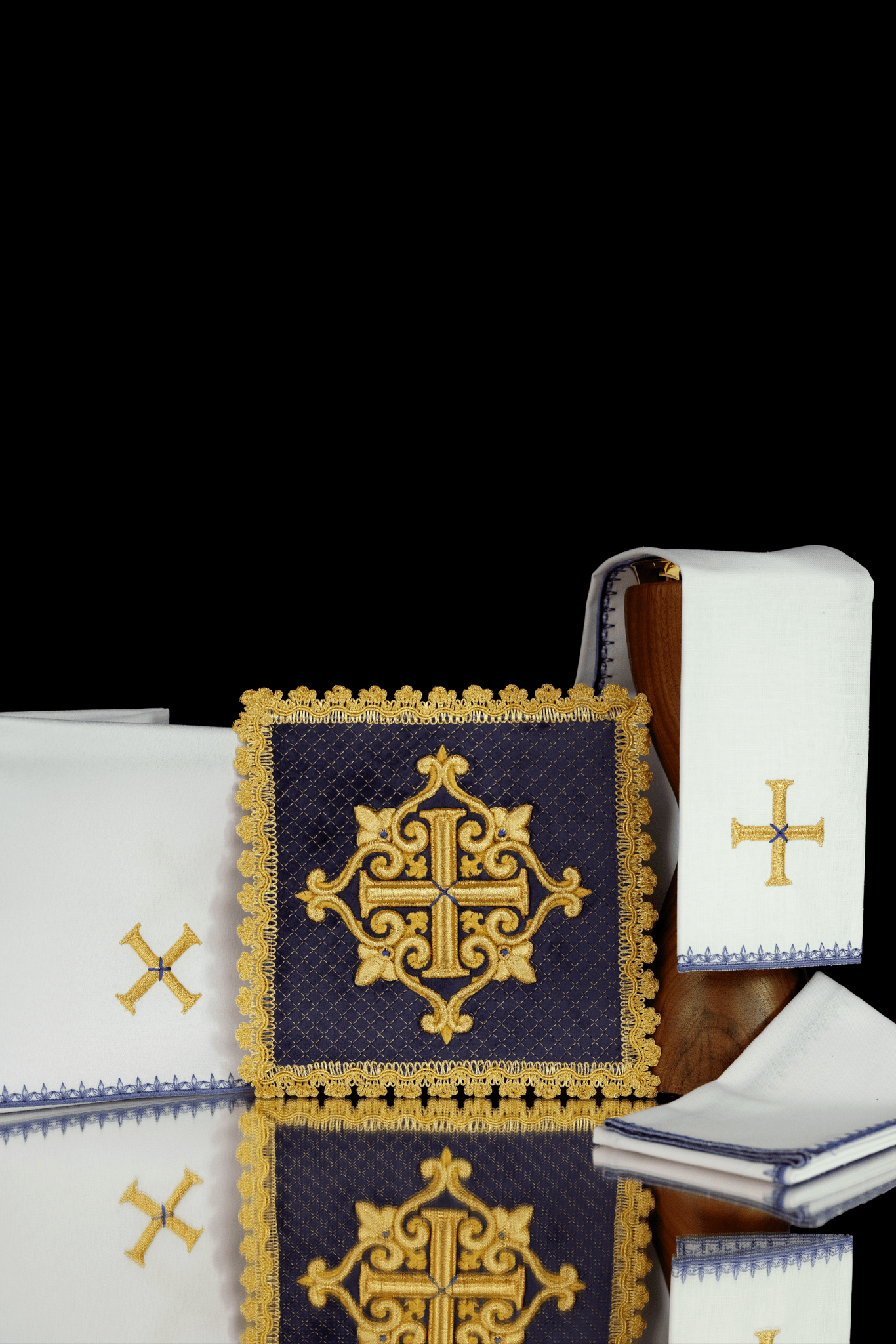 Altar Linens with embroidered cross, purple velvet LE/5029/C3 - HAFTINAUSA.COM