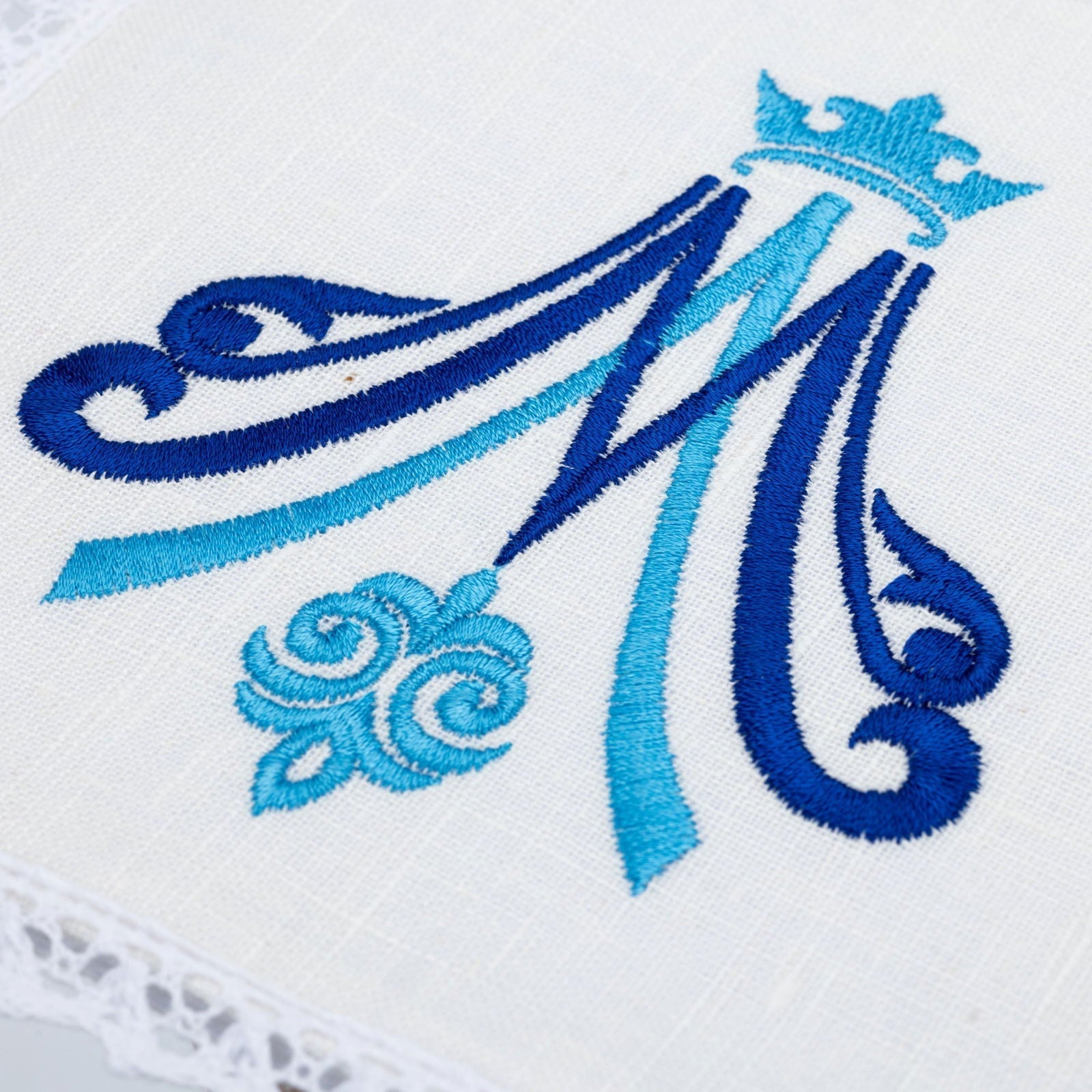 Marian altar linens set