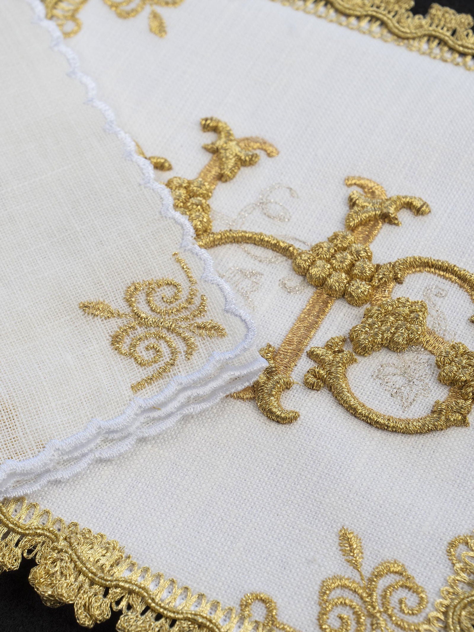 Chalice linens with embroidered IHS and grapes HA/511