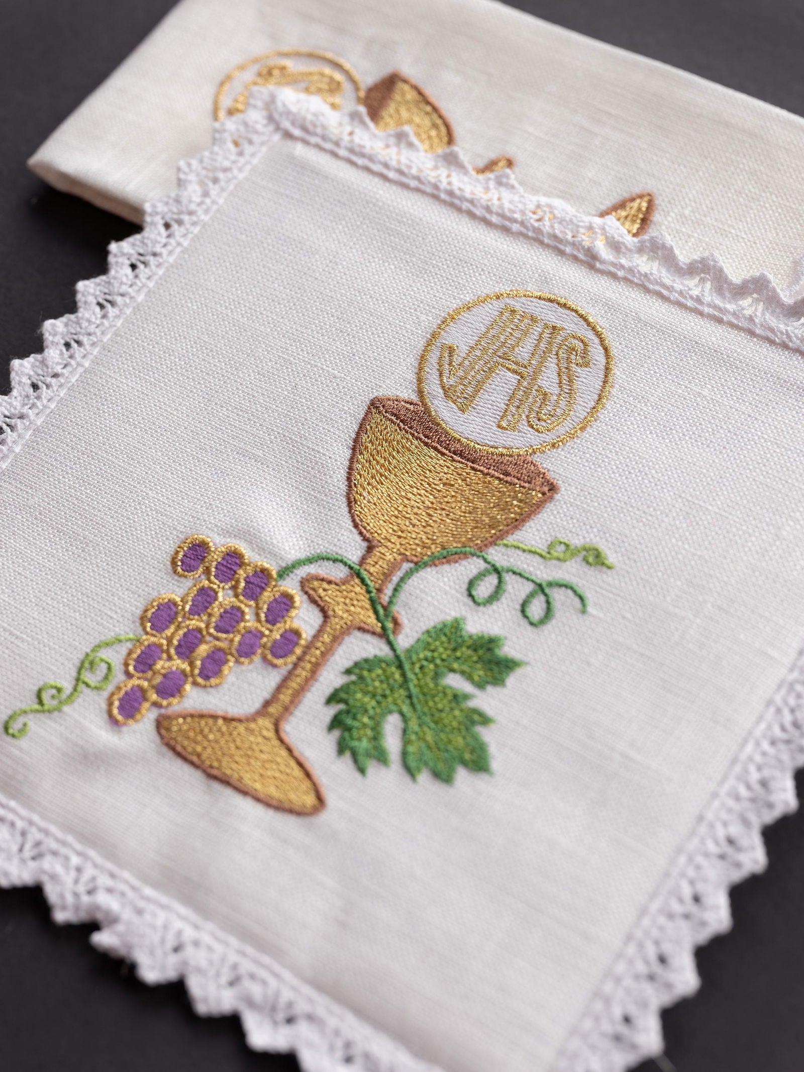 Chalice linen with embroidered chalice motif