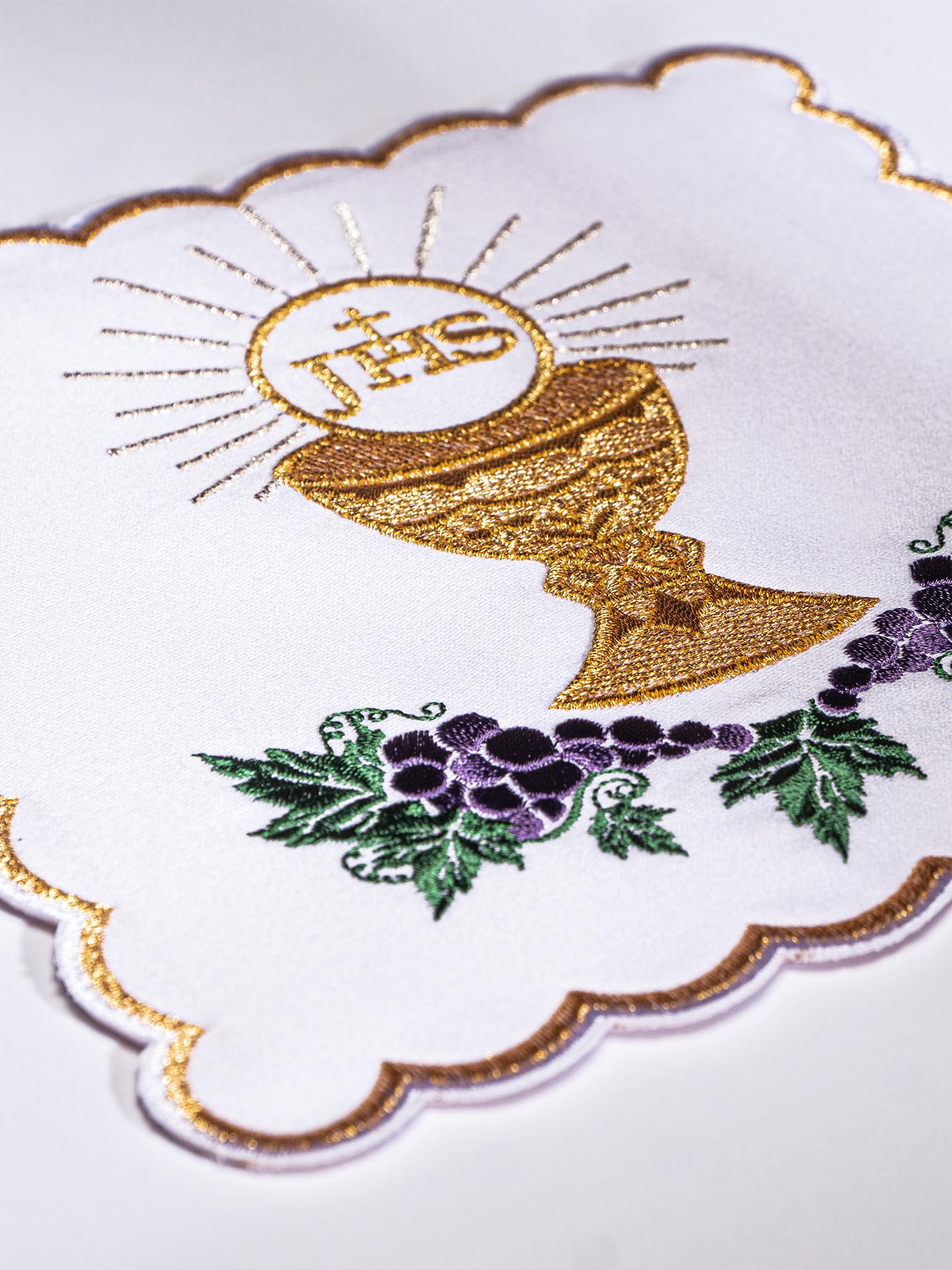 Chalice linen with colorful embroidery and a chalice motif