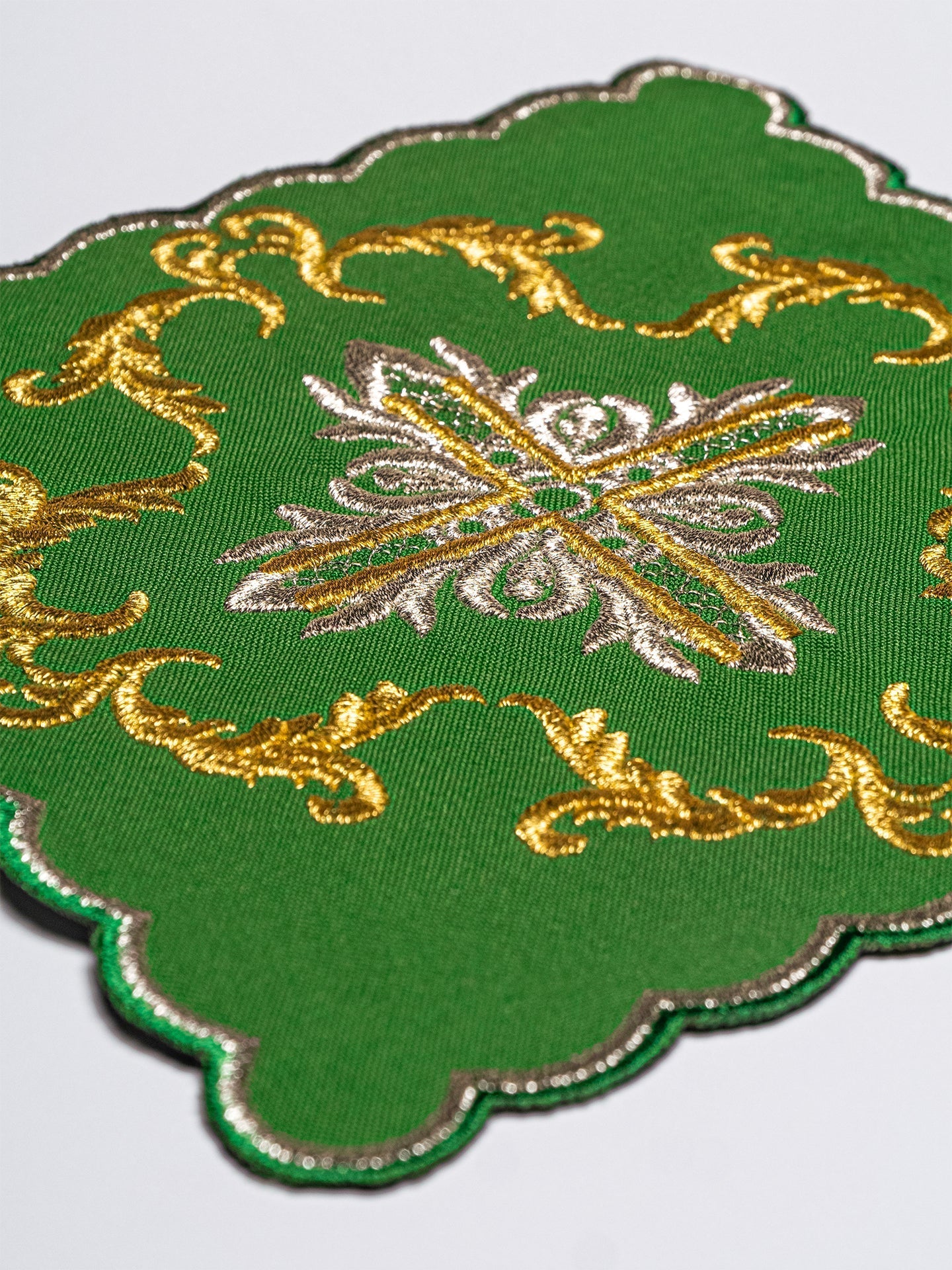 Chalice linens in green with silver cross KK/151/01 - HAFTINAUSA.COM