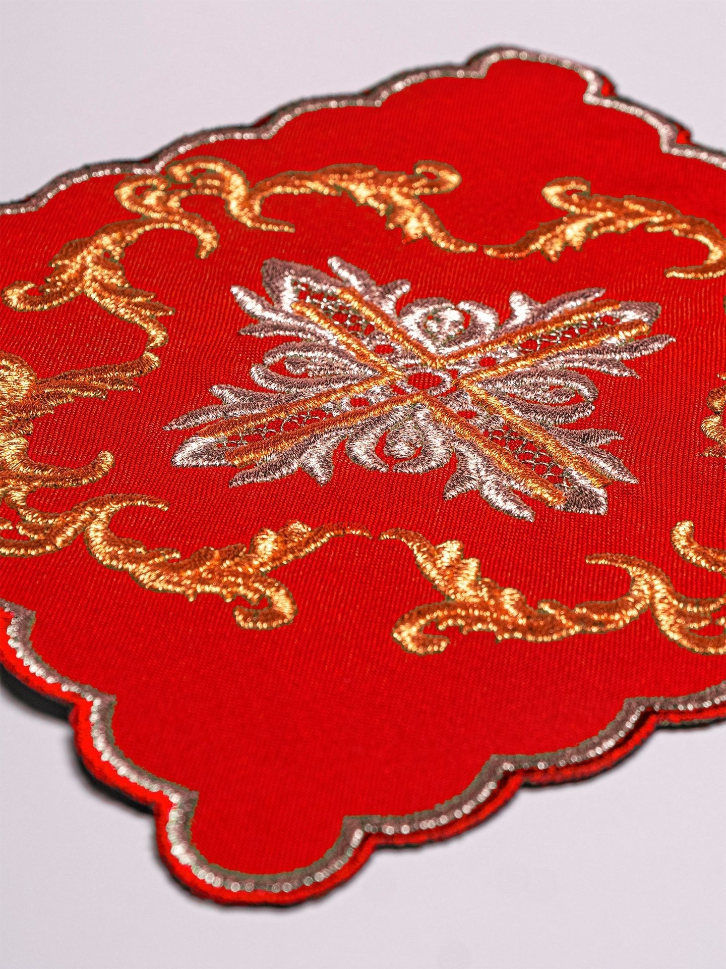 Chalice linens in red with silver cross KK/151/02 - HAFTINAUSA.COM