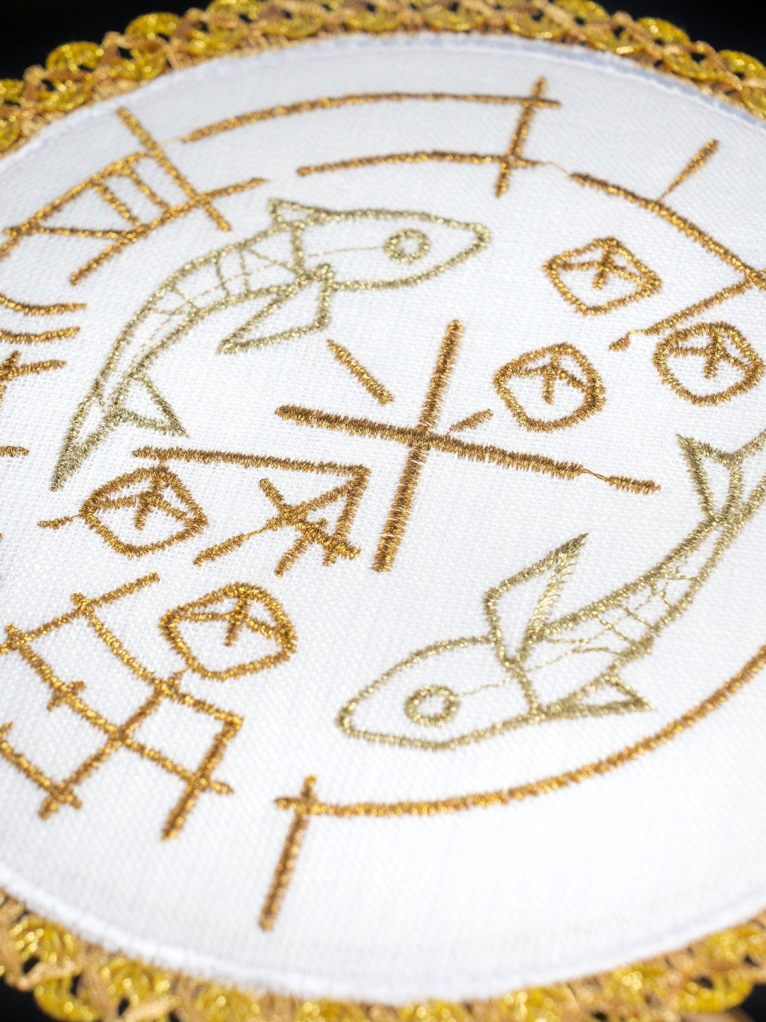 Chalice linens set with motif of fish, bread and cross round pall S - 5023 - HAFTINAUSA.COM