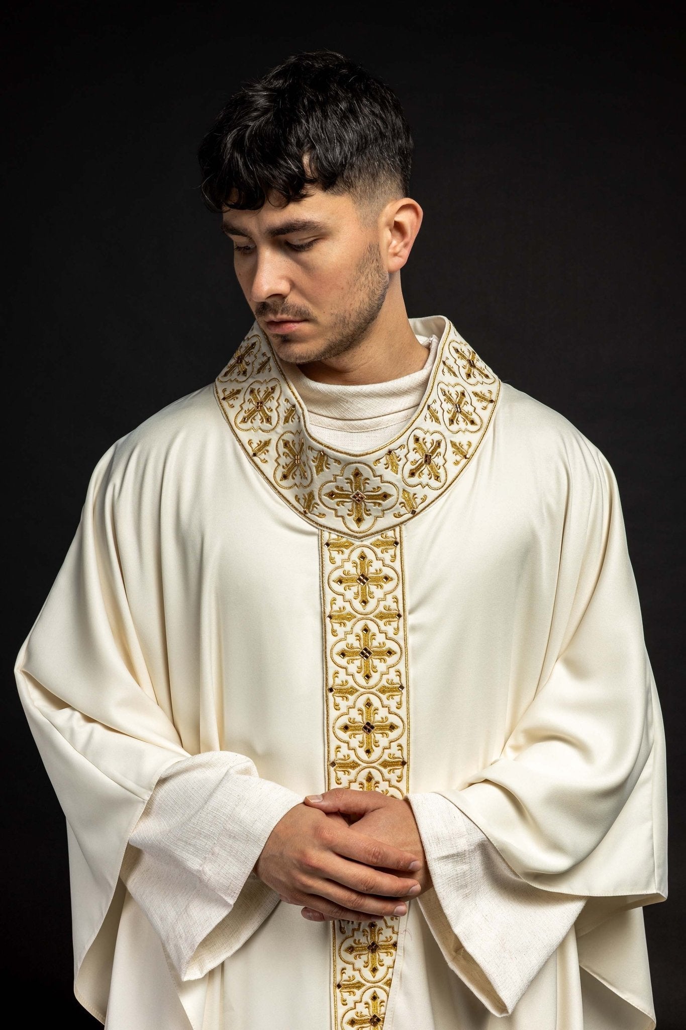 Chasuble adorned with stones and a narrow band in ecru color LE/7104/05 - HAFTINAUSA.COM