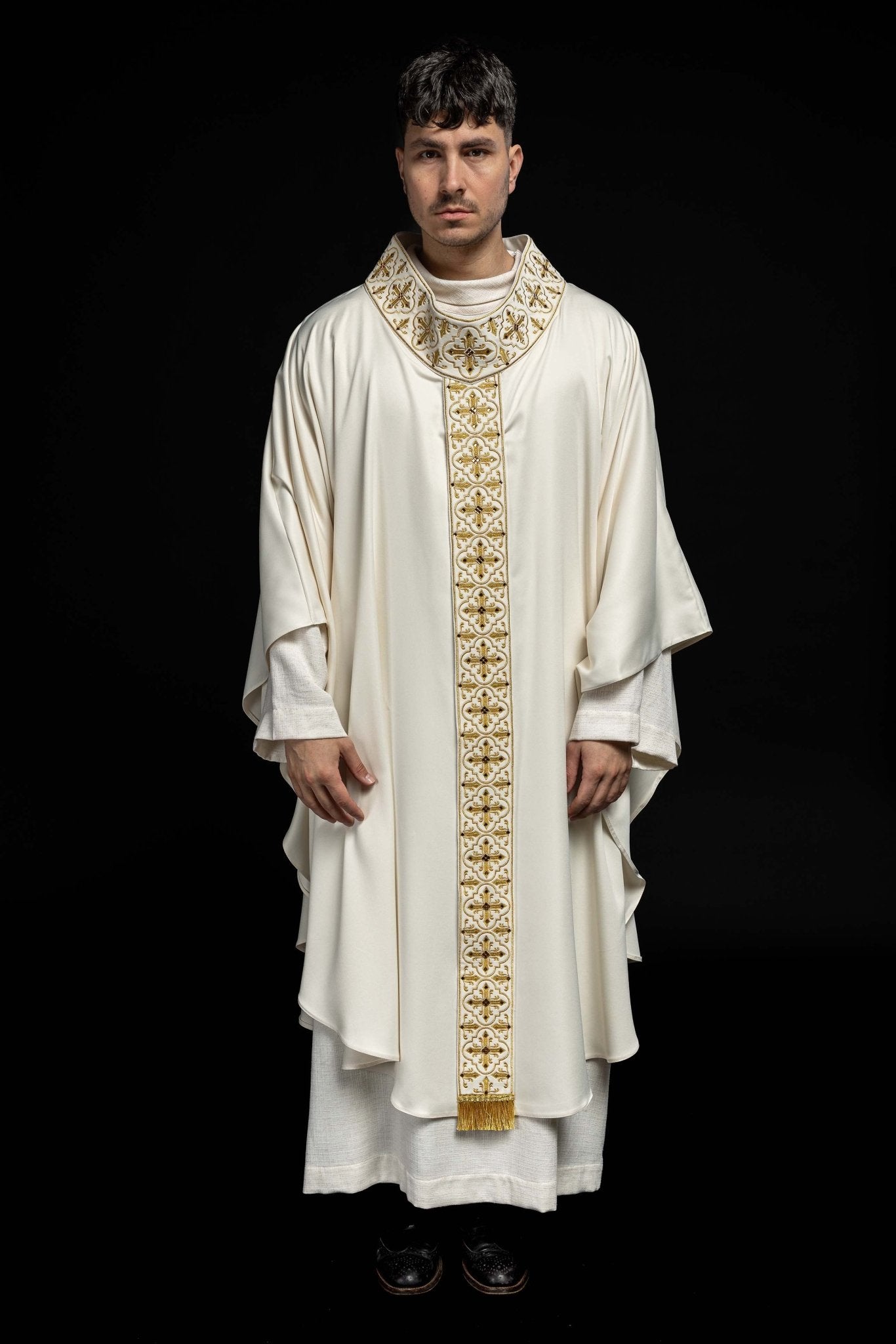 Chasuble adorned with stones and a narrow band in ecru color LE/7104/05 - HAFTINAUSA.COM