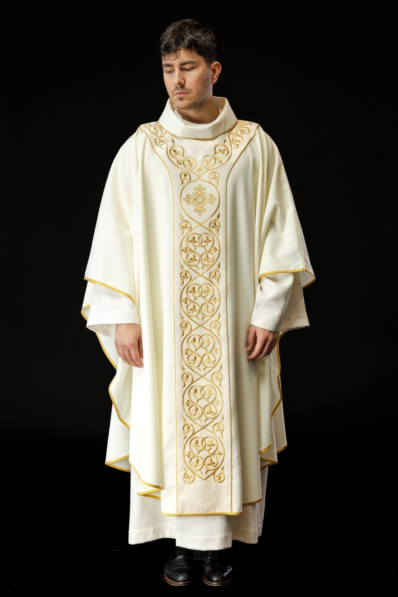 Chasuble decorated with velvet embroidery KOR/169/5 Ecru KOR/169/05 - HAFTINAUSA.COM