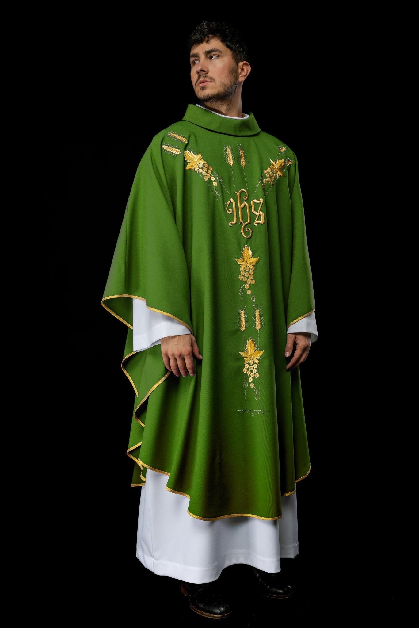 Chasuble embroidered with IHS and grape symbols in green KOR/057/01/01 ZIELONY - HAFTINAUSA.COM