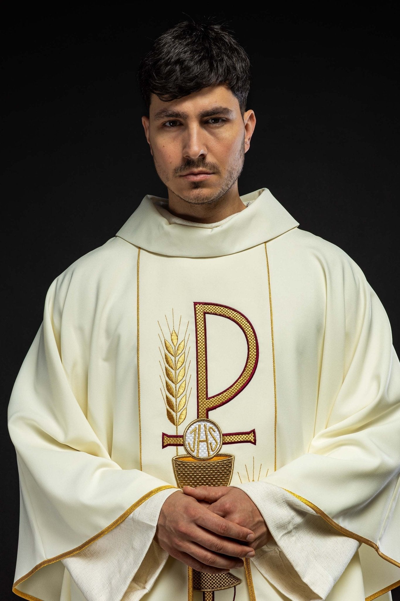 Chasuble embroidered with IHS Chalice pattern in ecru KOR/001/05/01 ECRU - HAFTINAUSA.COM