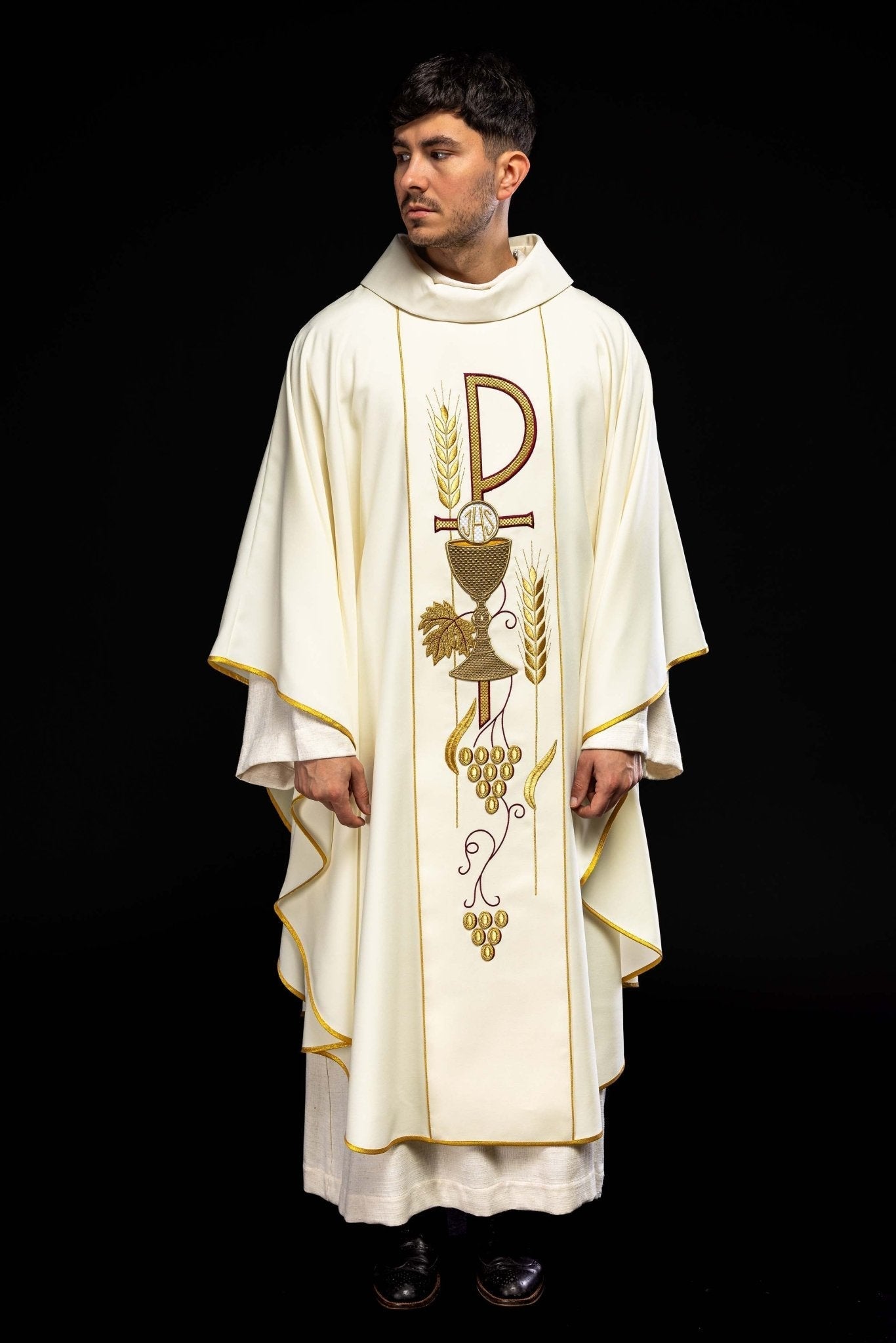 Chasuble embroidered with IHS Chalice pattern in ecru KOR/001/05/01 ECRU - HAFTINAUSA.COM