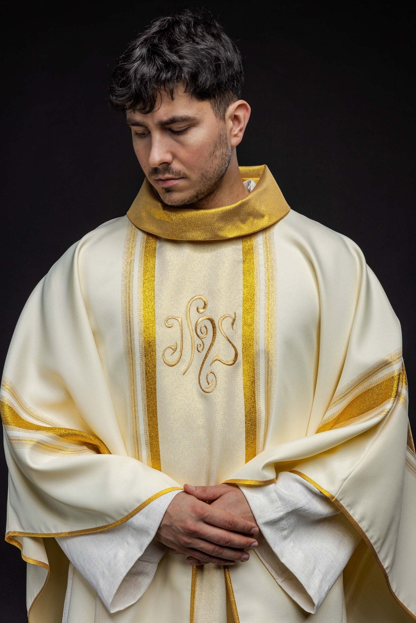 Chasuble embroidered with IHS motif with gilding in ecru KOR/183/05/27 ECRU - HAFTINAUSA.COM