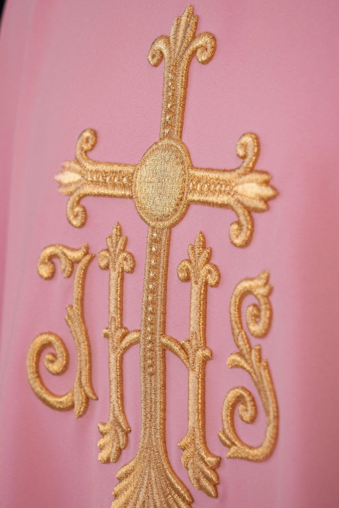 Chasuble embroidered with IHS symbol in pink KOR/255/08/12 - HAFTINAUSA.COM