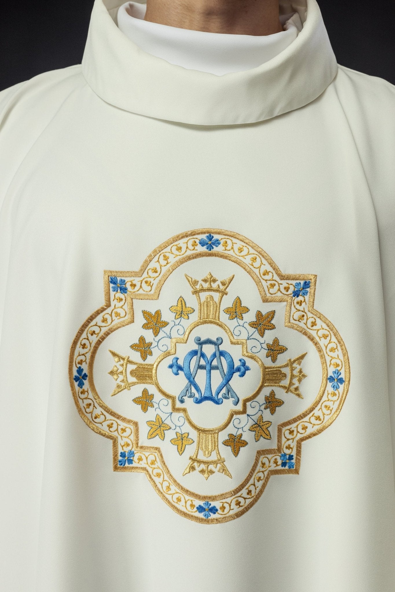 Chasuble embroidered with Marian motif in ecru KOR/384/05/12 - HAFTINAUSA.COM
