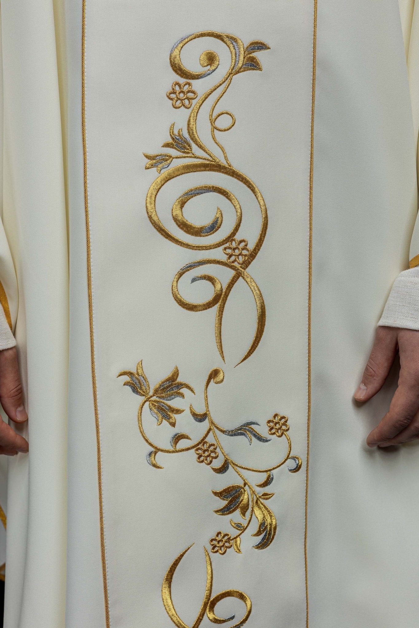 Chasuble embroidered with the image of Saint Faustina KOW2/033/05/01 - HAFTINAUSA.COM