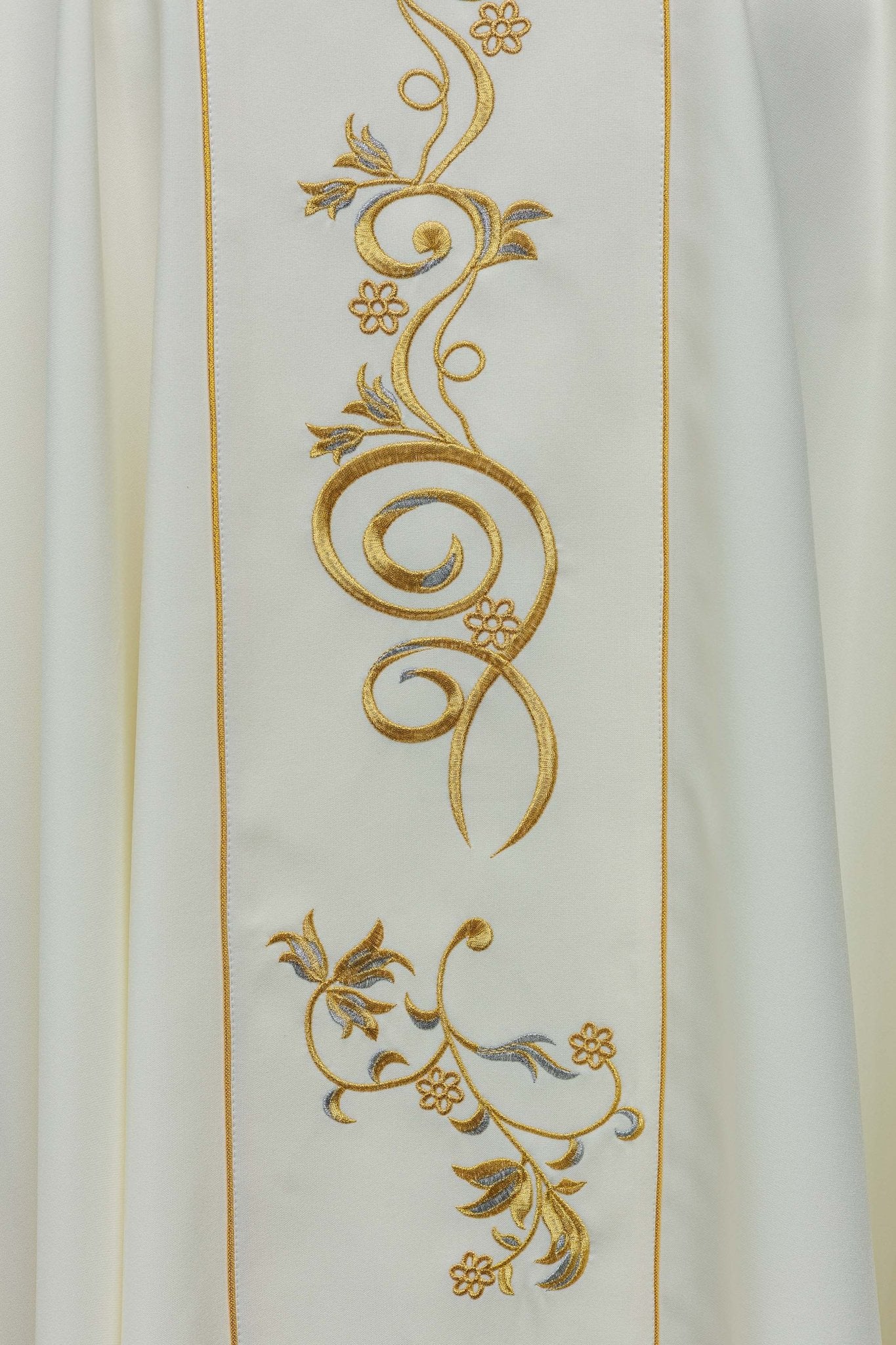 Chasuble embroidered with the image of Saint Faustina KOW2/033/05/01 - HAFTINAUSA.COM