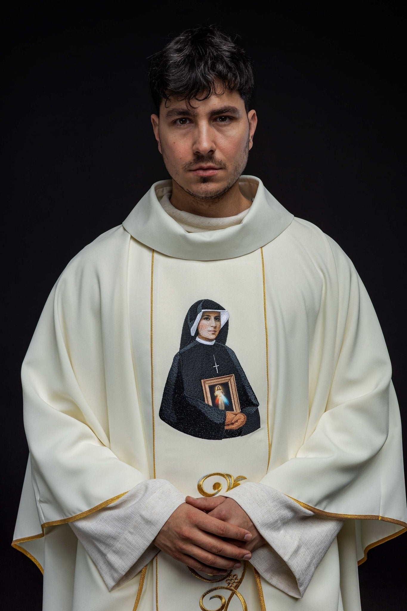 Chasuble embroidered with the image of Saint Faustina KOW2/033/05/01 - HAFTINAUSA.COM