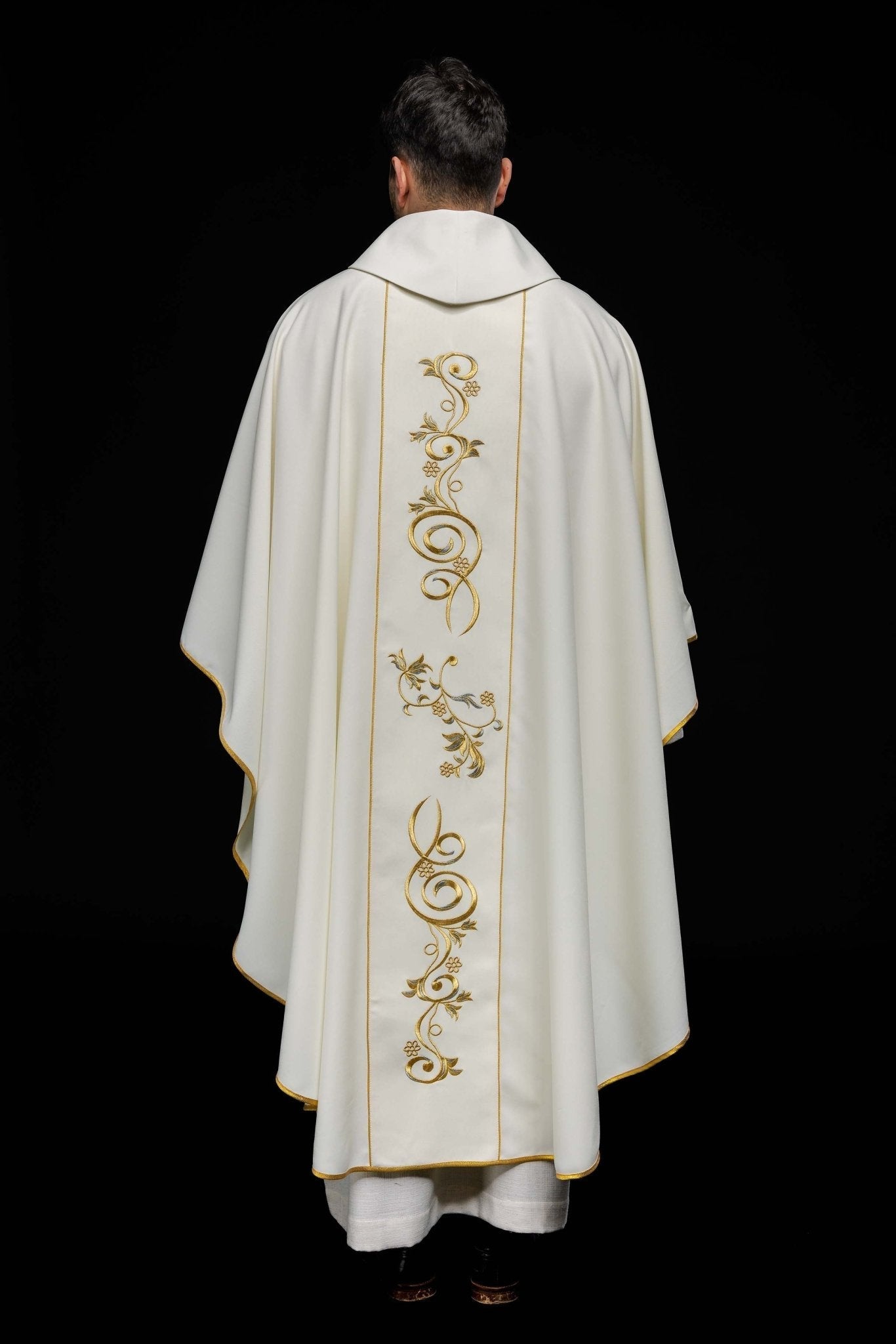 Chasuble embroidered with the image of Saint Faustina KOW2/033/05/01 - HAFTINAUSA.COM