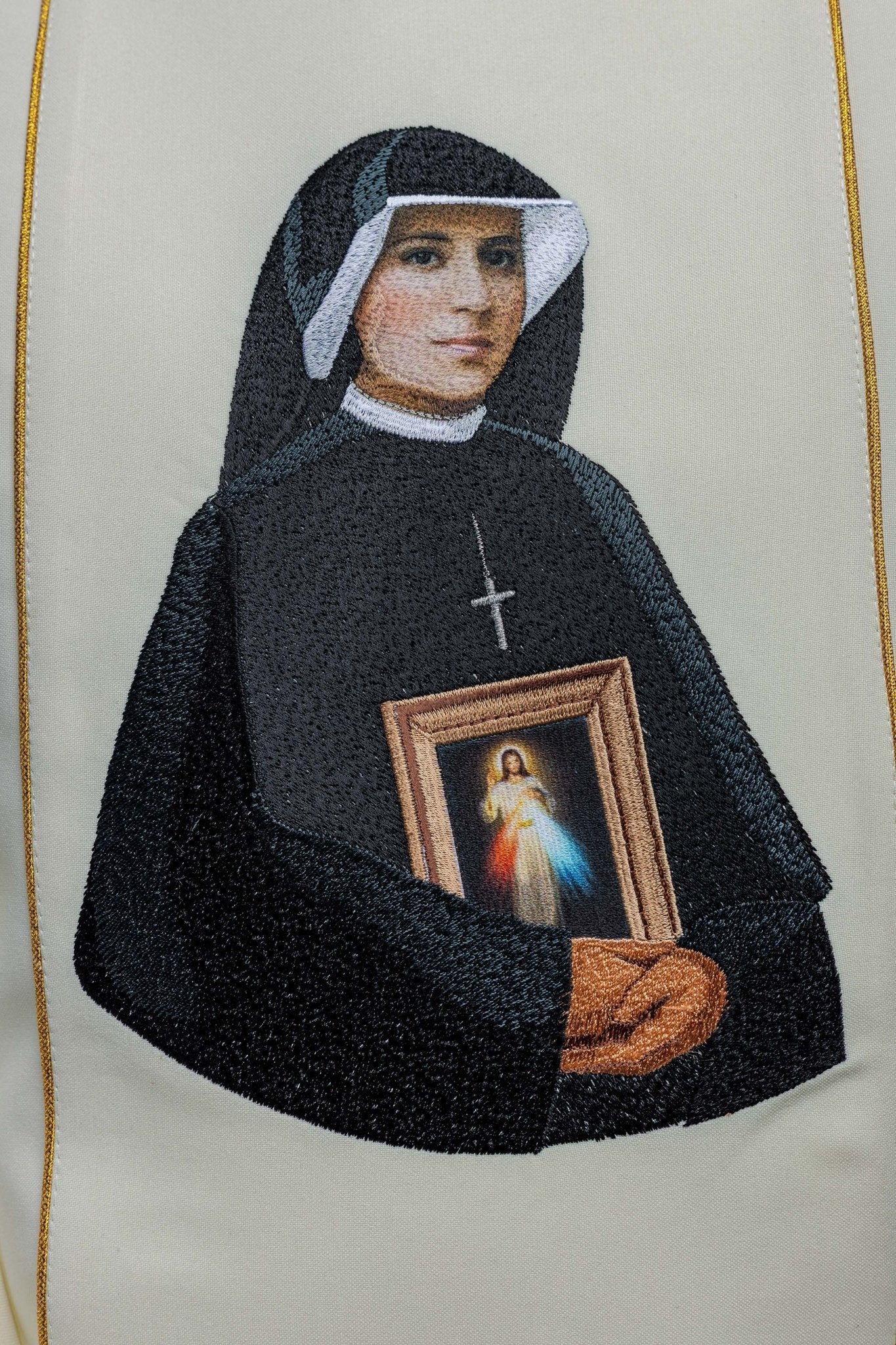 Chasuble embroidered with the image of Saint Faustina KOW2/033/05/01 - HAFTINAUSA.COM