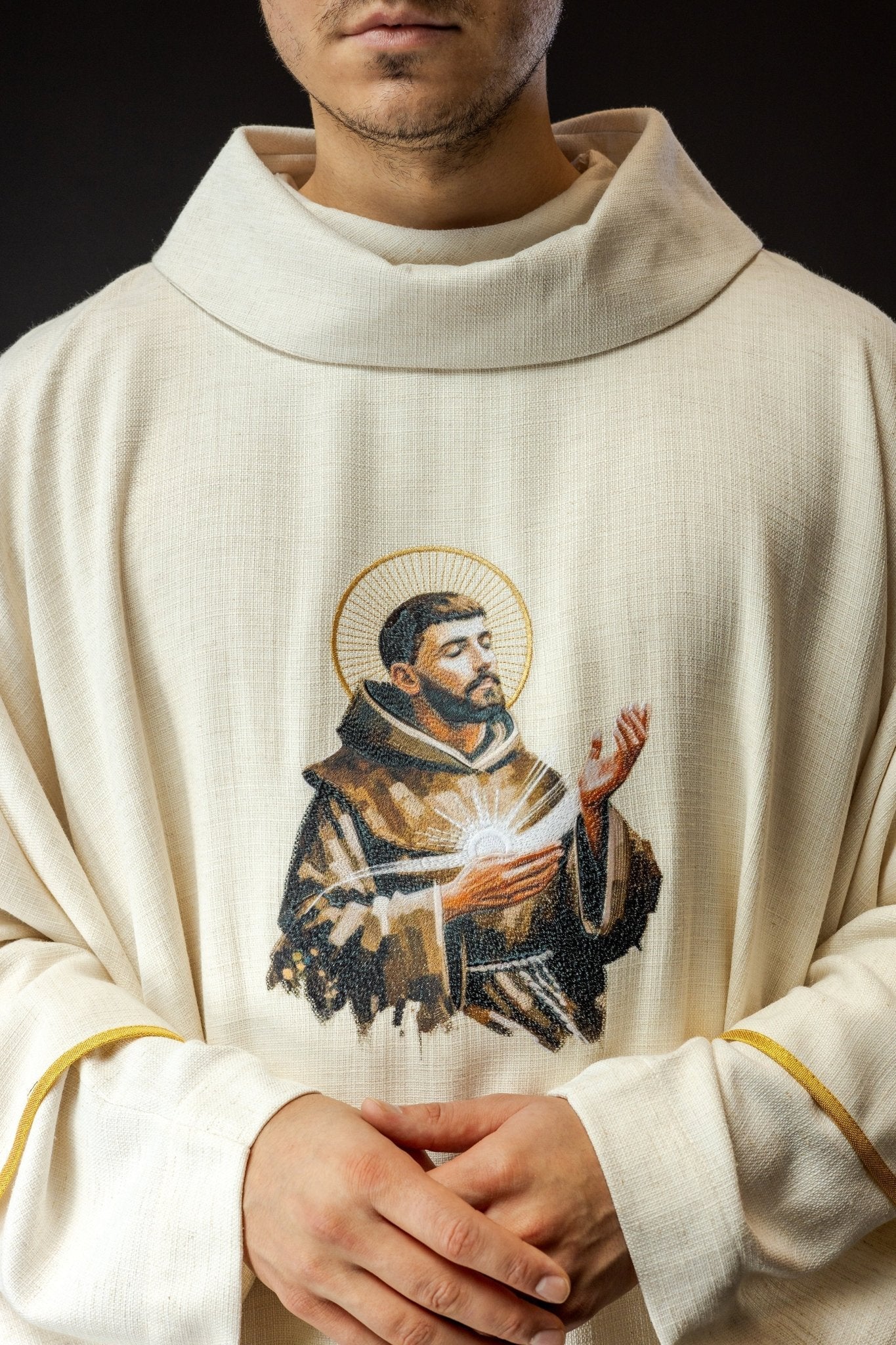 Chasuble embroidered with the image of St. Francis KOW2/030/05/49 - HAFTINAUSA.COM