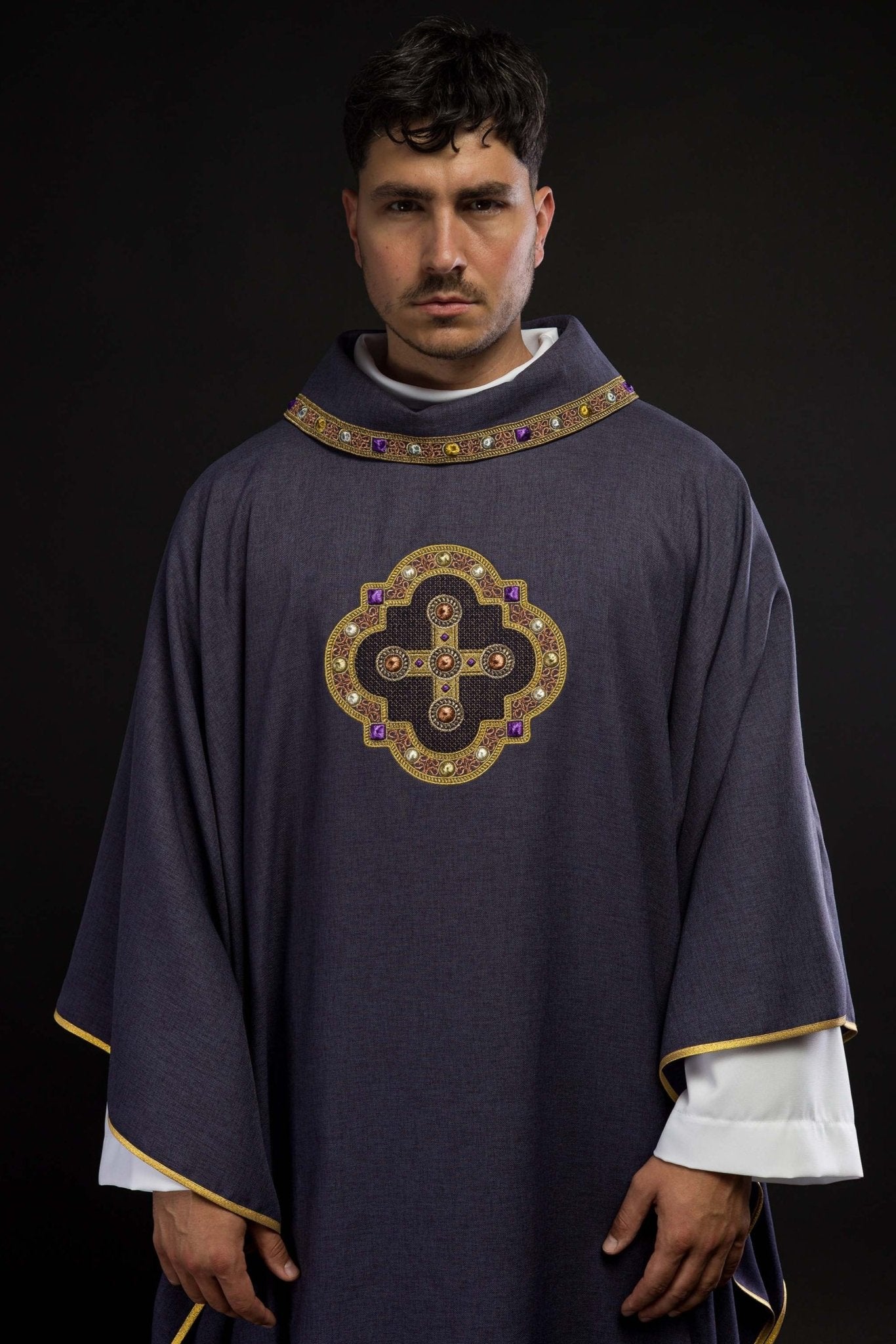 Chasuble in purple with embroidered piping on the collar and around the embroidery of the cros S - 7066 - 03 - 70 - HAFTINAUSA.COM