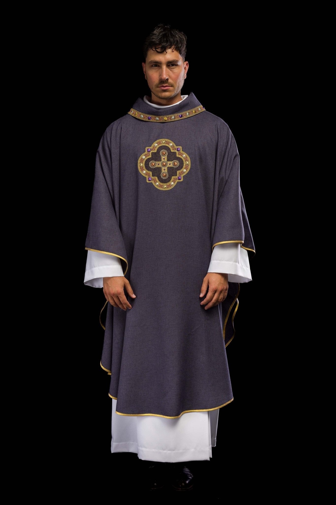 Chasuble in purple with embroidered piping on the collar and around the embroidery of the cros S - 7066 - 03 - 70 - HAFTINAUSA.COM