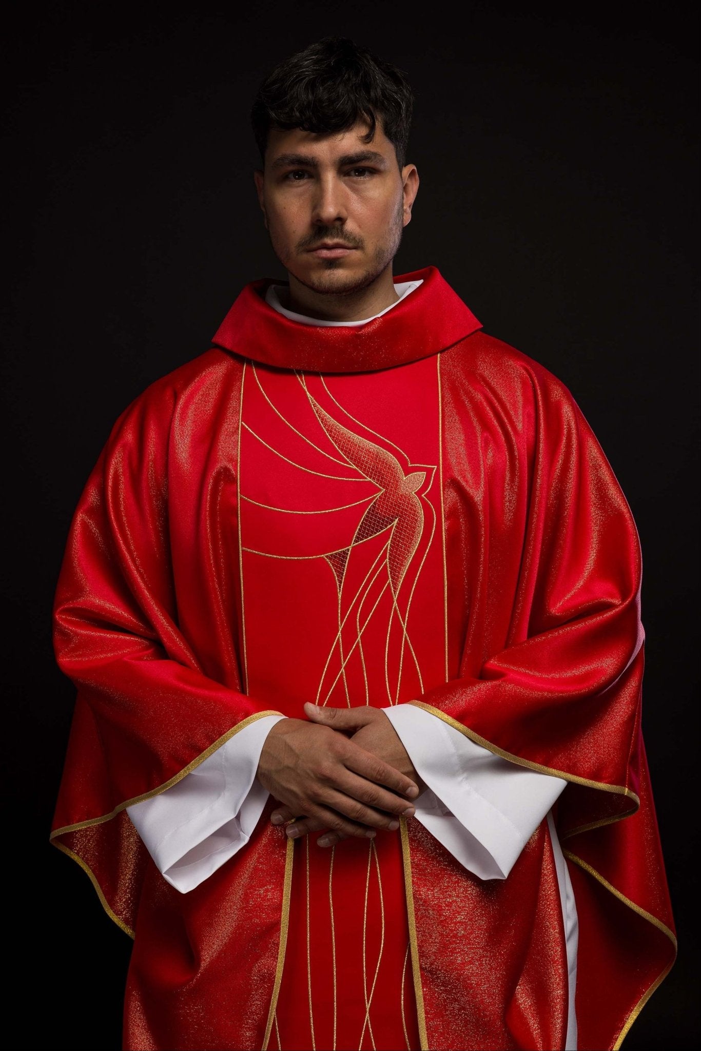 Chasuble made of shiny red fabric with a Holy Spirit Dove LE/7015/02 - HAFTINAUSA.COM