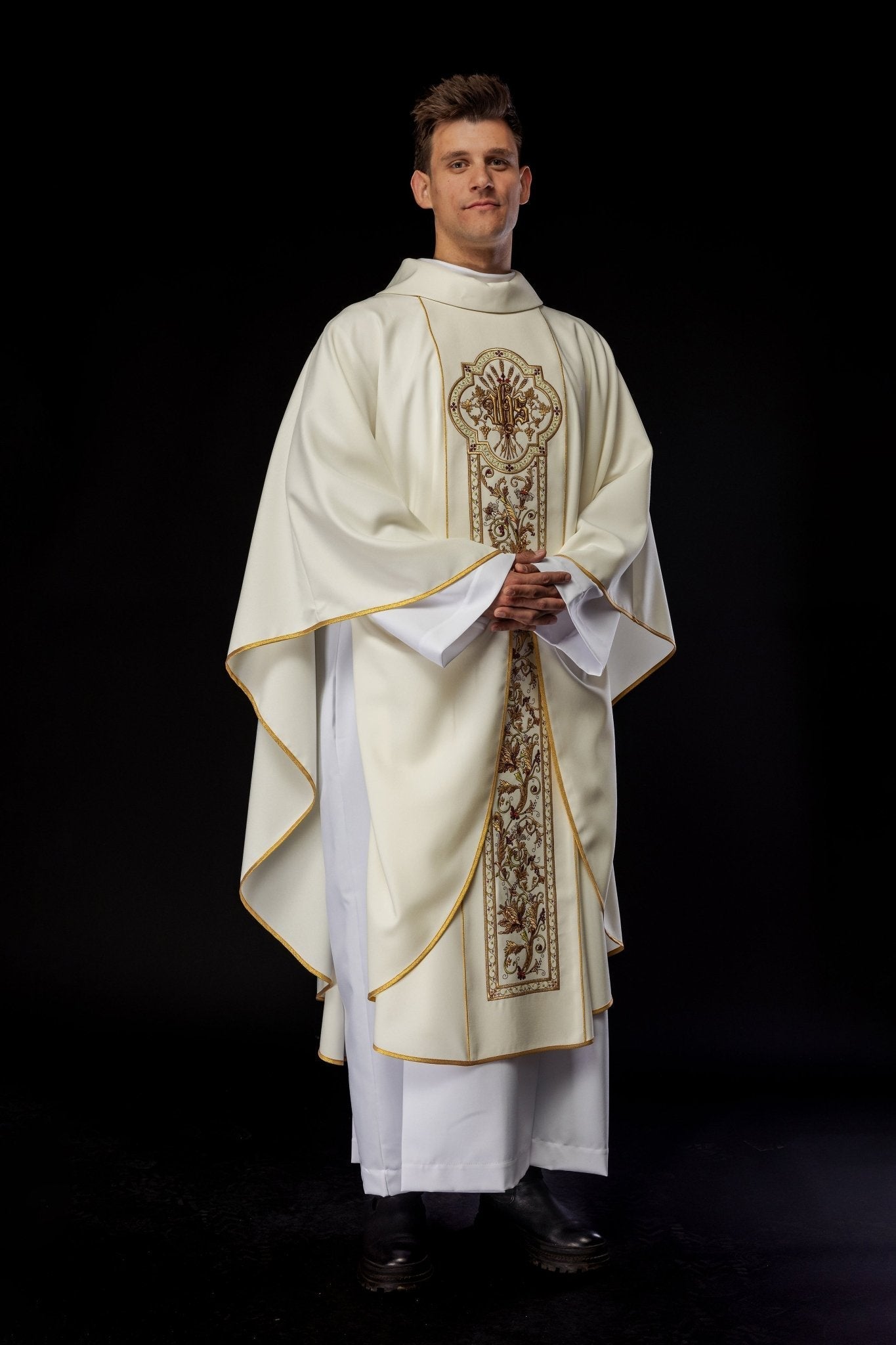 Chasuble richly adorned with IHS motif in ecru KOR/056/05/01 ECRU - HAFTINAUSA.COM