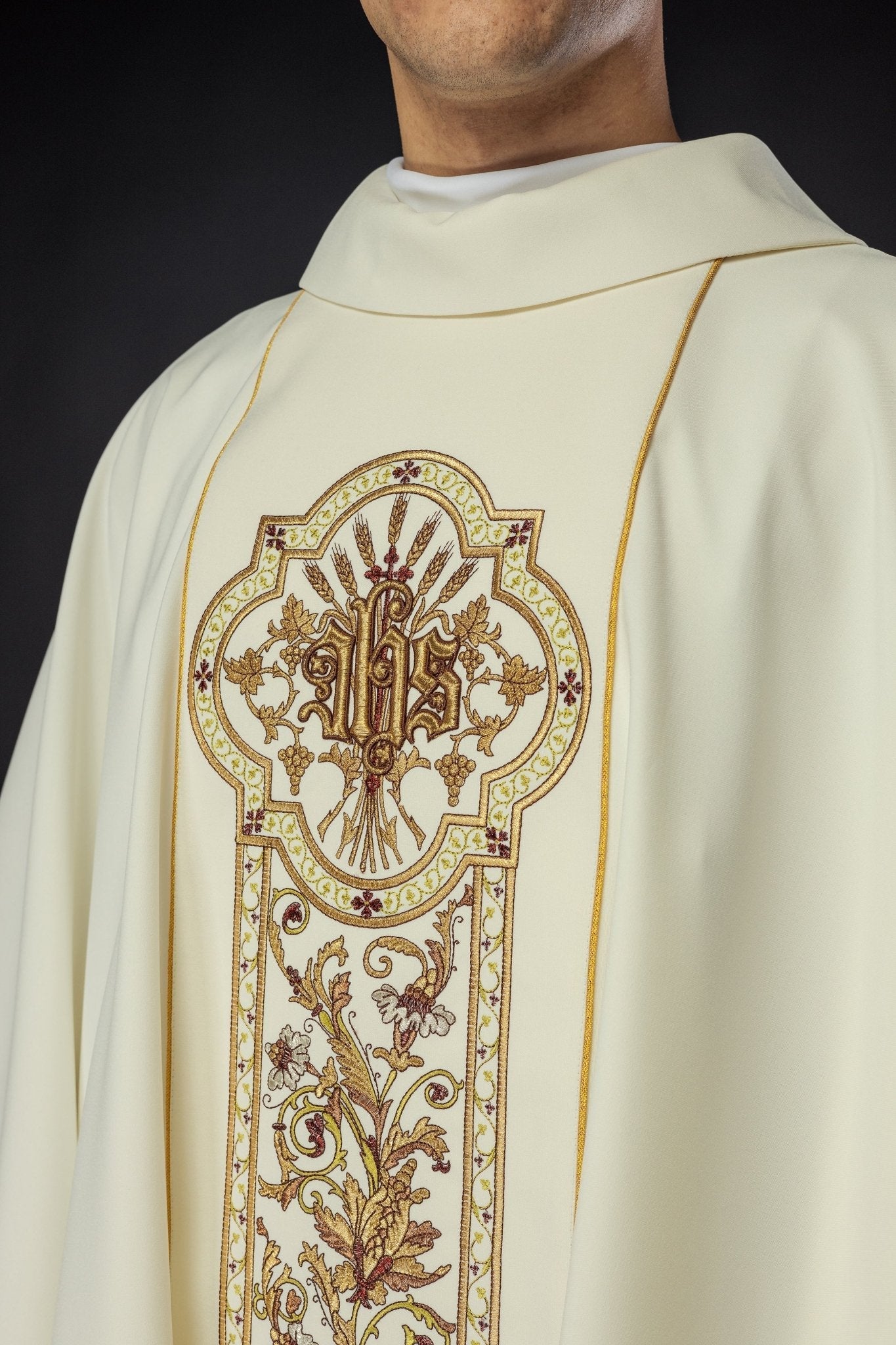 Chasuble richly adorned with IHS motif in ecru KOR/056/05/01 ECRU - HAFTINAUSA.COM