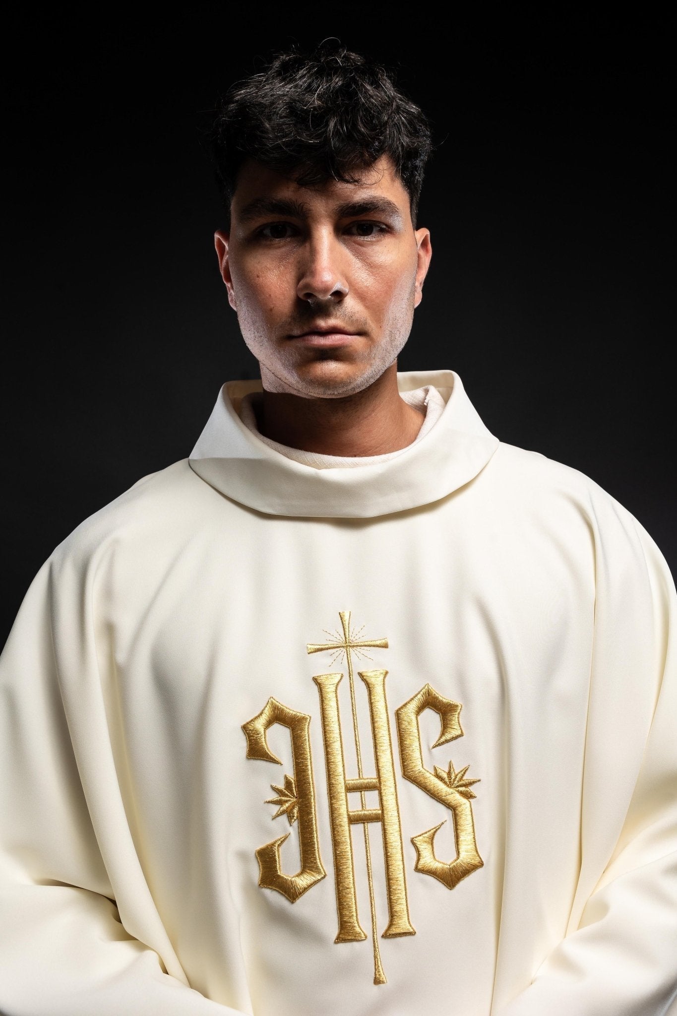 Chasuble with 3D embroidery IHS symbol KOR/010/05/12 ECRU - HAFTINAUSA.COM