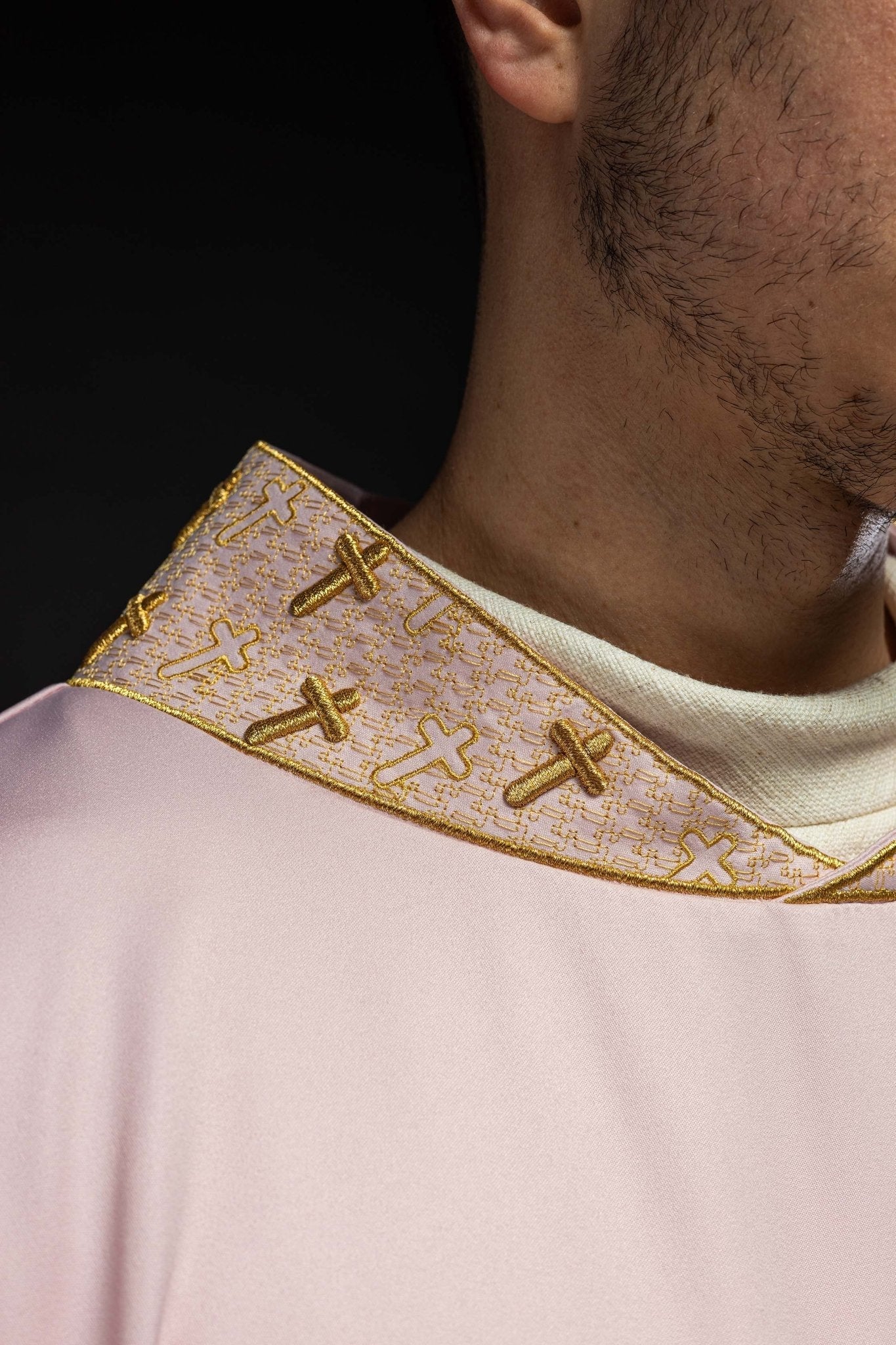 Chasuble with an elaborately embroidered cross and a pink collar S - 7061 - 08 - 53 - HAFTINAUSA.COM