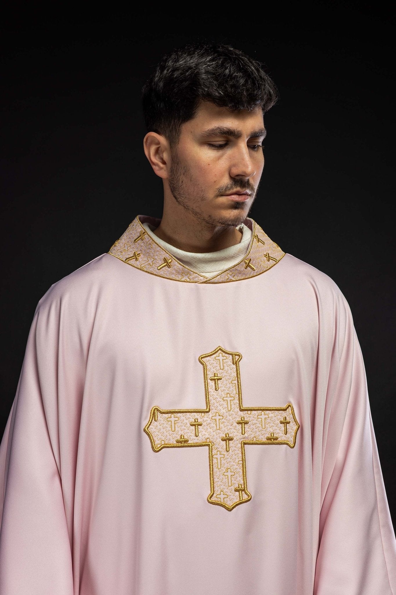 Chasuble with an elaborately embroidered cross and a pink collar S - 7061 - 08 - 53 - HAFTINAUSA.COM