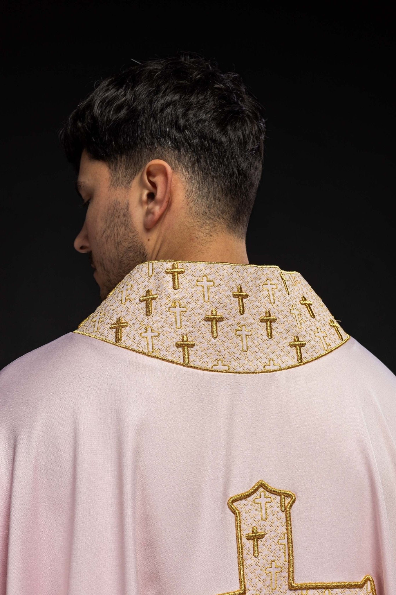 Chasuble with an elaborately embroidered cross and a pink collar S - 7061 - 08 - 53 - HAFTINAUSA.COM